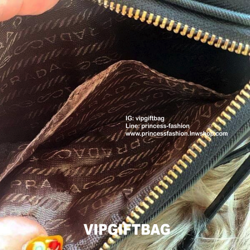 PRADA CROSSBODY BAG WITH ZIP GIFT WITH PURCHASE (GWP) กระเป๋าสะพายพรีเมี่ยมกิ้ฟ Limited Edition จากเคาน์เตอร์แบรนด์ดีไซน์เรียบหรูดูดี วัสดุ Nylon & Polyester 100% เนื้อหนาคุณภาพดีตามแบบฉบับของแบรนด์ ด้านหน้าประดับโลโก้มีช่องแบ่ง2 ช่องเป็นสัดส่วนเปิดปิดด้ว