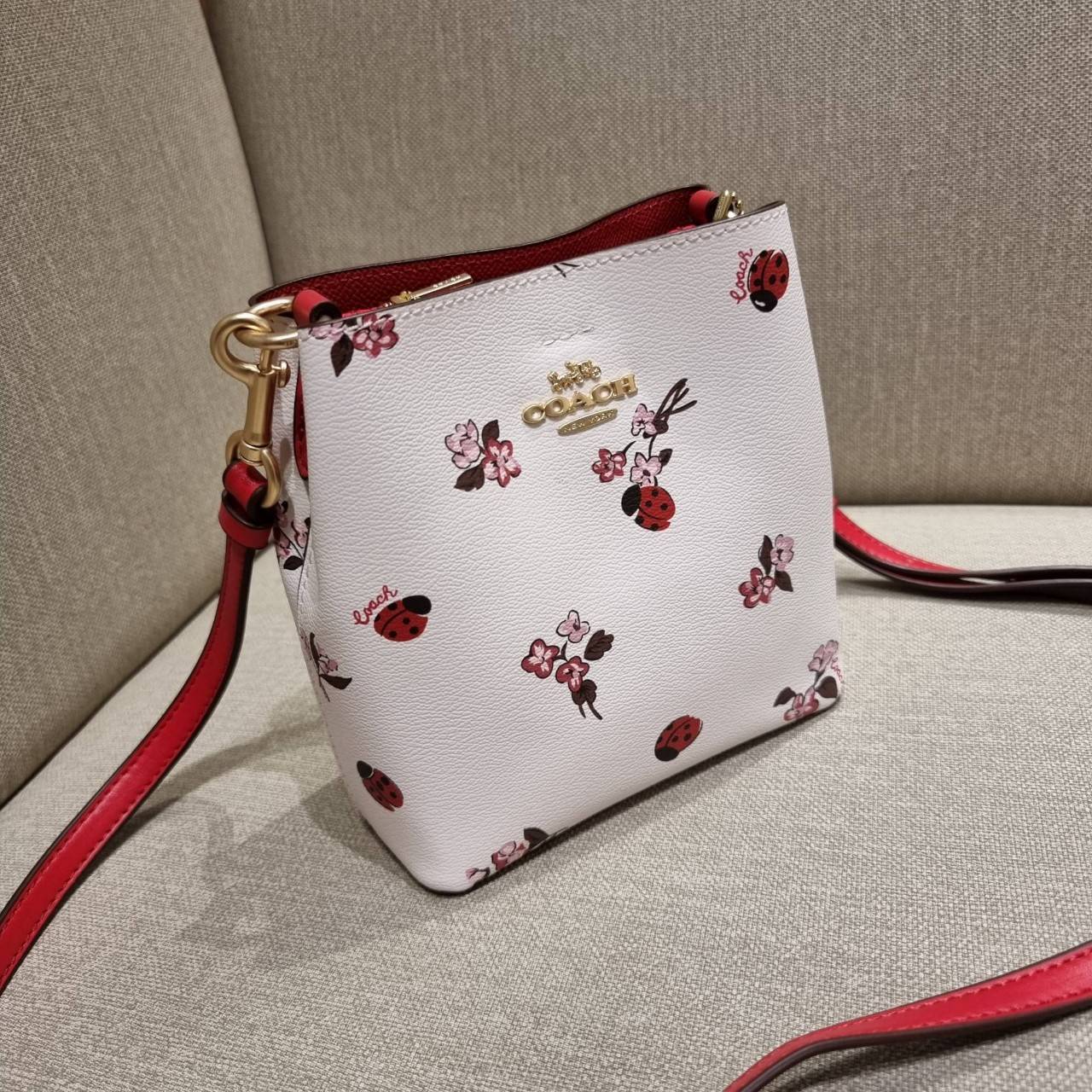 COACH MINI TOWN BUCKET BAG IN SIGNATURE CANVAS WITH VINTAGE MINI ROSE PRINT ((7270 7268 7267)) คอลเลคชั่นใหม่ล่าสุด!! น้องสาวคนสวยมาแล้วจ้า สดใสต้อนรับเทศกาลคริสต์มาส 🎅🎄 กระเป๋าบัคเก็ต ไซส์มินิ ใบจริงน่ารักม้าก!! น่าใช้แบบที่สุด วัสดุหนังแ