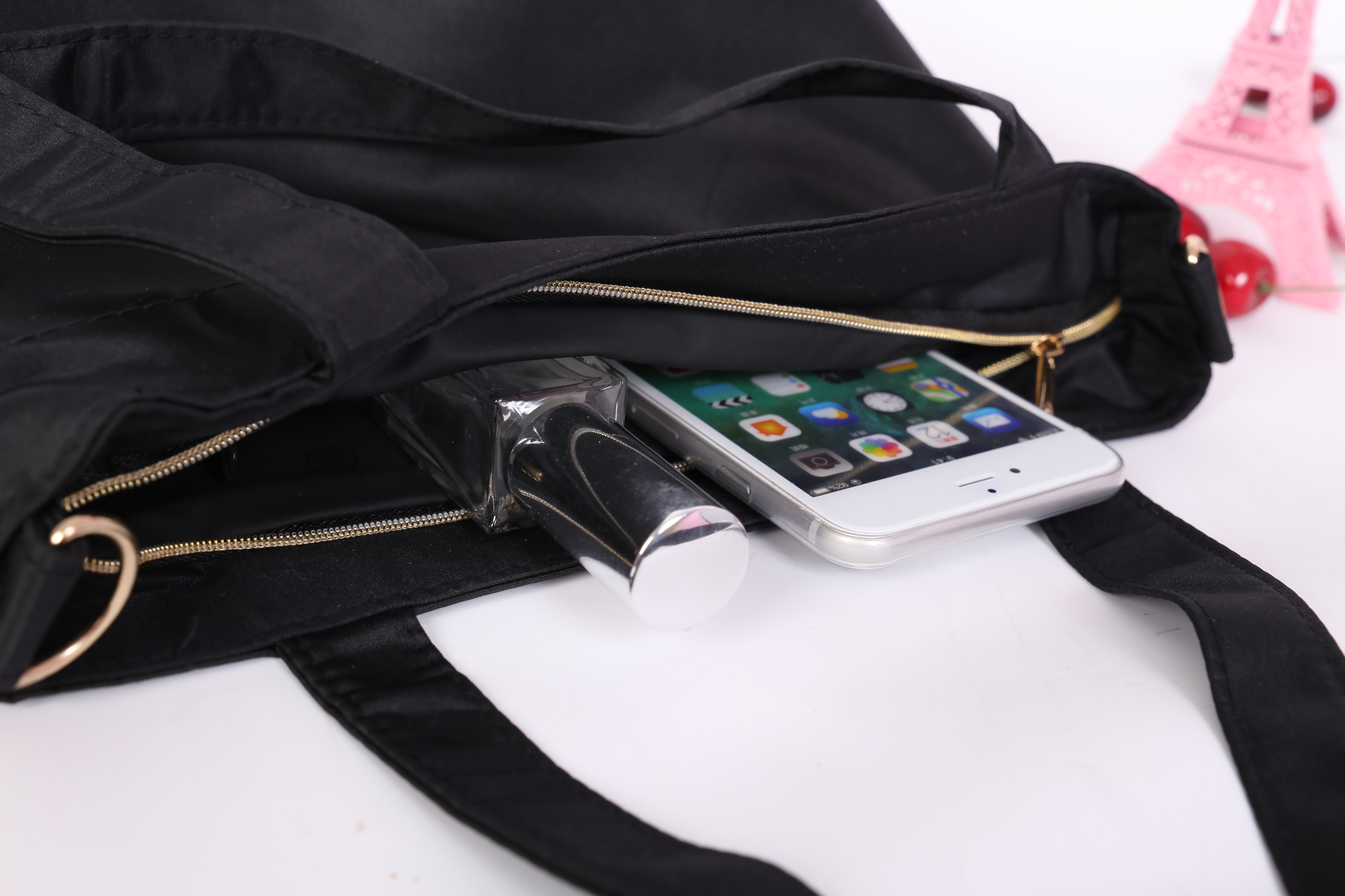 Chanel crossbody bag (2017) ปักเลื่อมดำ กระเป๋าสมนาคุณจากเค้าเตอร์เครื่องสำอาง chanel ของแท้ ของใหม่ ใช้งานง่าย สะพายไหล่ได้ ดูดีสุดๆ สินค้าเป็นของแท้ ใหม่ จากเค้าเตอร์เครื่องสำอางค์/น้ำหอมของแบรนด์- Chanel Vip Gift ของแท้ 100% ด้านหน้าปักด้วยเลื่อมสีดำ โ