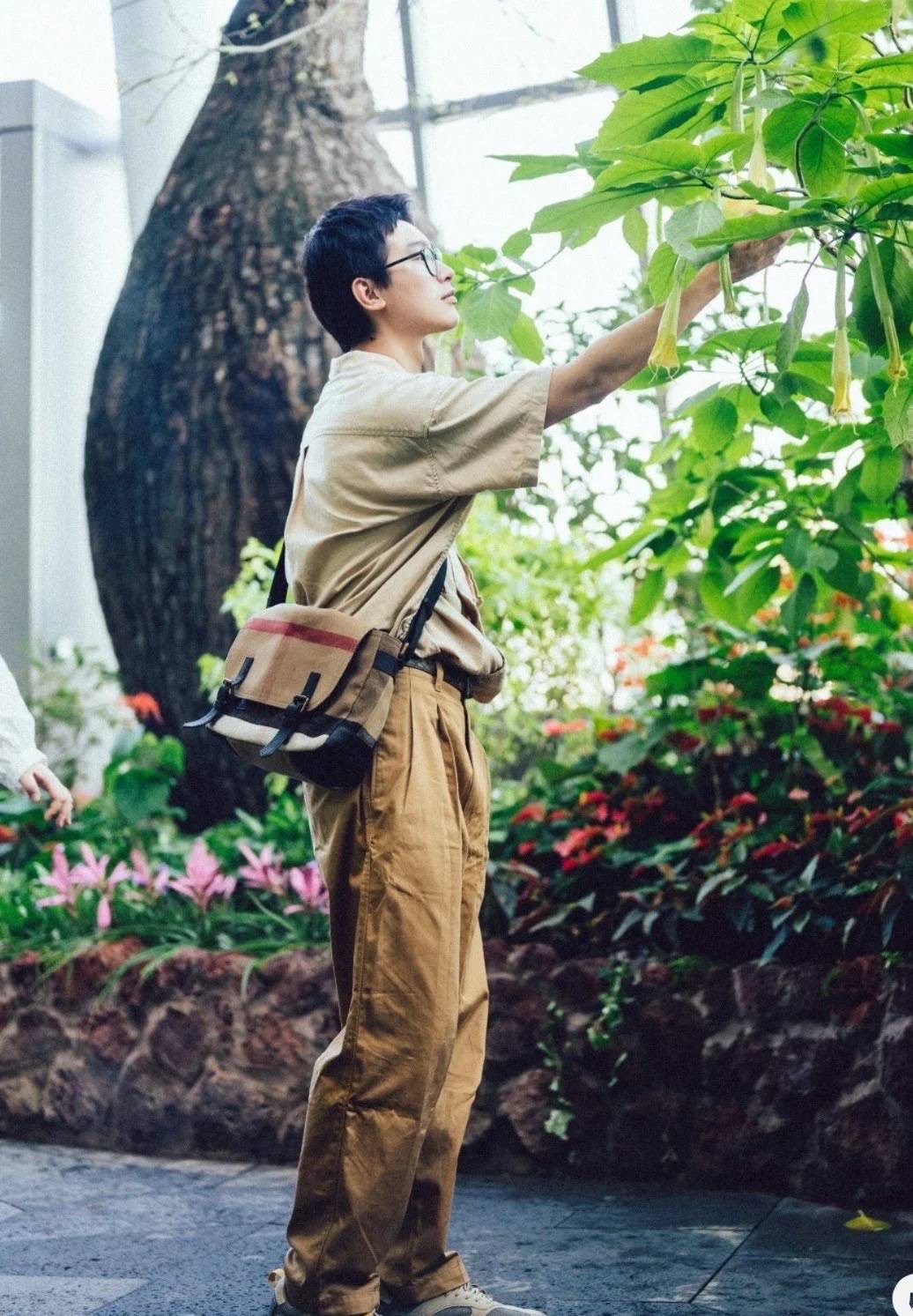 พร้อมเป็นของขวัญ มอบให้คุณผู้ชายแล้วค่ะ สำหรับ BURBERRY MASSENGER VINTAGE BAG VIP GIFT WITH PURCHASE (GWP) พรีเมี่ยมกิ๊ฟ Limited Edition จากBURBERRY วัสดุผ้าแคนวาสโทนสีสุภาพ คลาสสิค ด้ายหลังมีช่องกระดุมใหญ่ ตัวกระเป๋าเปิดปิดด้วยตัวล็อค ภายในมีช่องแยก2ช่อง