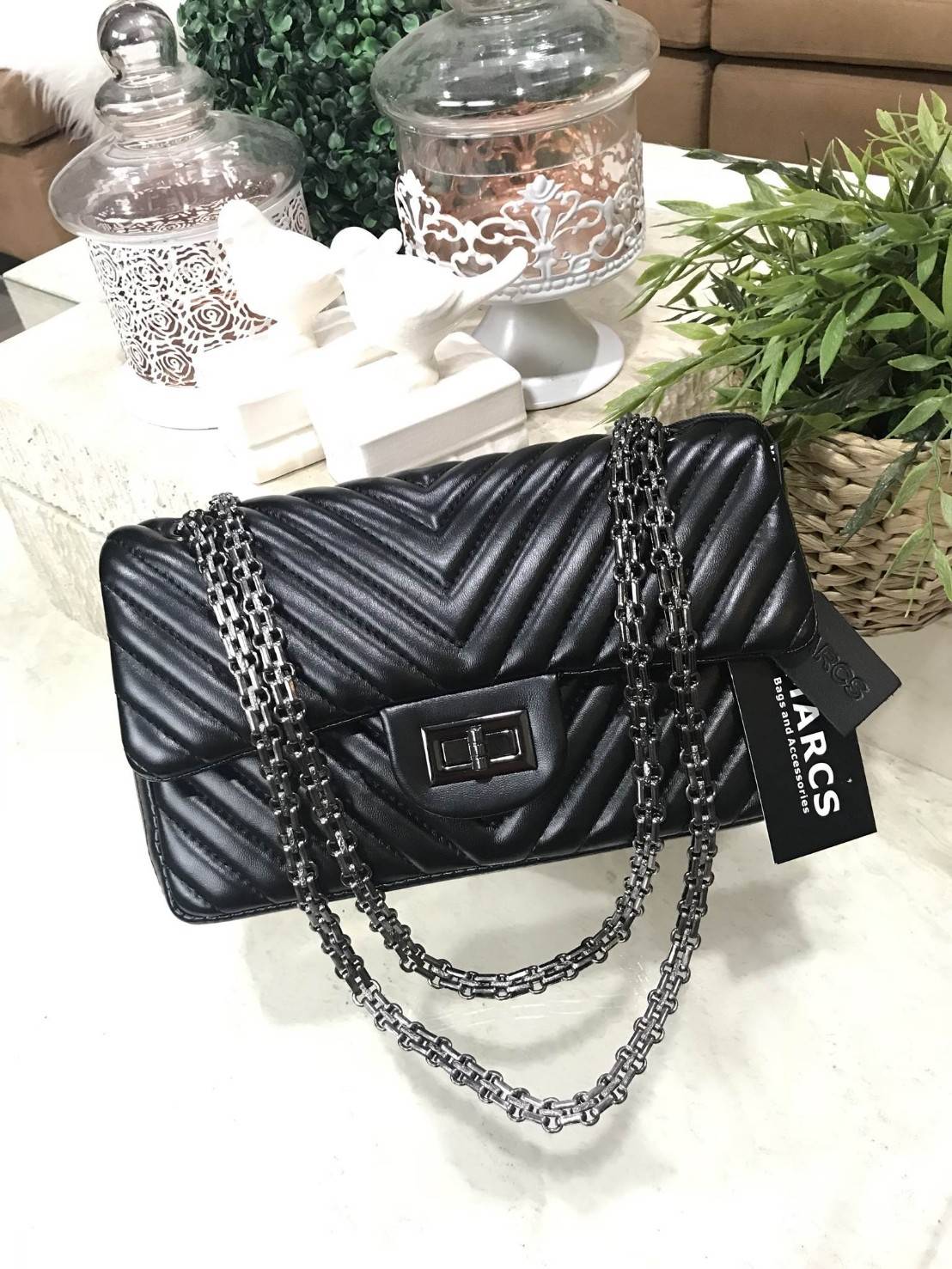 MARCS WOMAN QUILTED CHAIN SHOULD BAG New arrival! กระเป๋าสะพาย วัสดุหนังแกะสังเคราะห์ นิ่มสวย อยู่ทรง ลาย chevron สไตล์ Chanel ขนาดกำลังดี น้ำหนักเบา เปิดปิดด้วยตัวล็อคบิด พร้อมฝาปิดกระดุมแม่เหล็ก ภายในมีหลายช่อง ทั้งบริเวณด้านหน้า และฝาปิด ภายในกว้าง และ