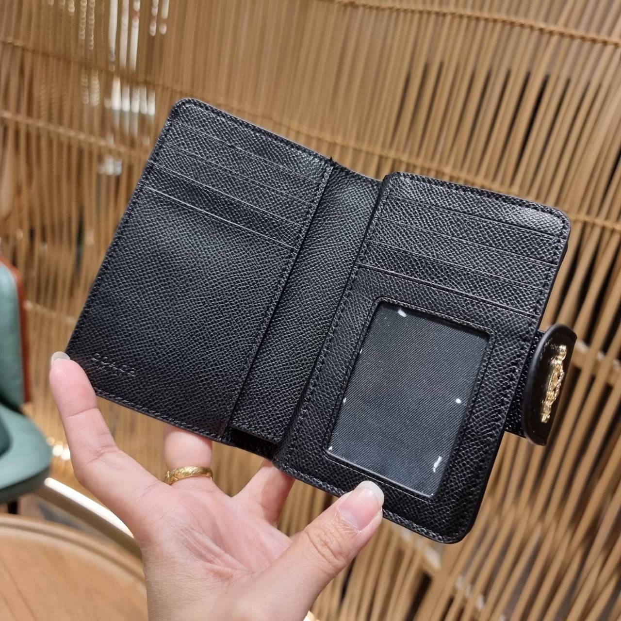 COACH 6390 MEDIUM CORNER ZIP WALLET เดอะเบสท์รุ่นที่สาวๆตามหา!! ดีไซน์ใหม่ สวยสะกด!! กระเป๋าสตางค์ใบกลาง สีคลาสสิค เรียบแต่แฝงความหรู บอกเลยว่ามันละมุนมาก!! ด้วยวัสดุหนัง crossgrain ที่ดูแลรักษาง่าย และยังดูผู้ดี ถือใช้แล้วขับผิวทุกสี ภายในมีช่องใส่บัตรแล