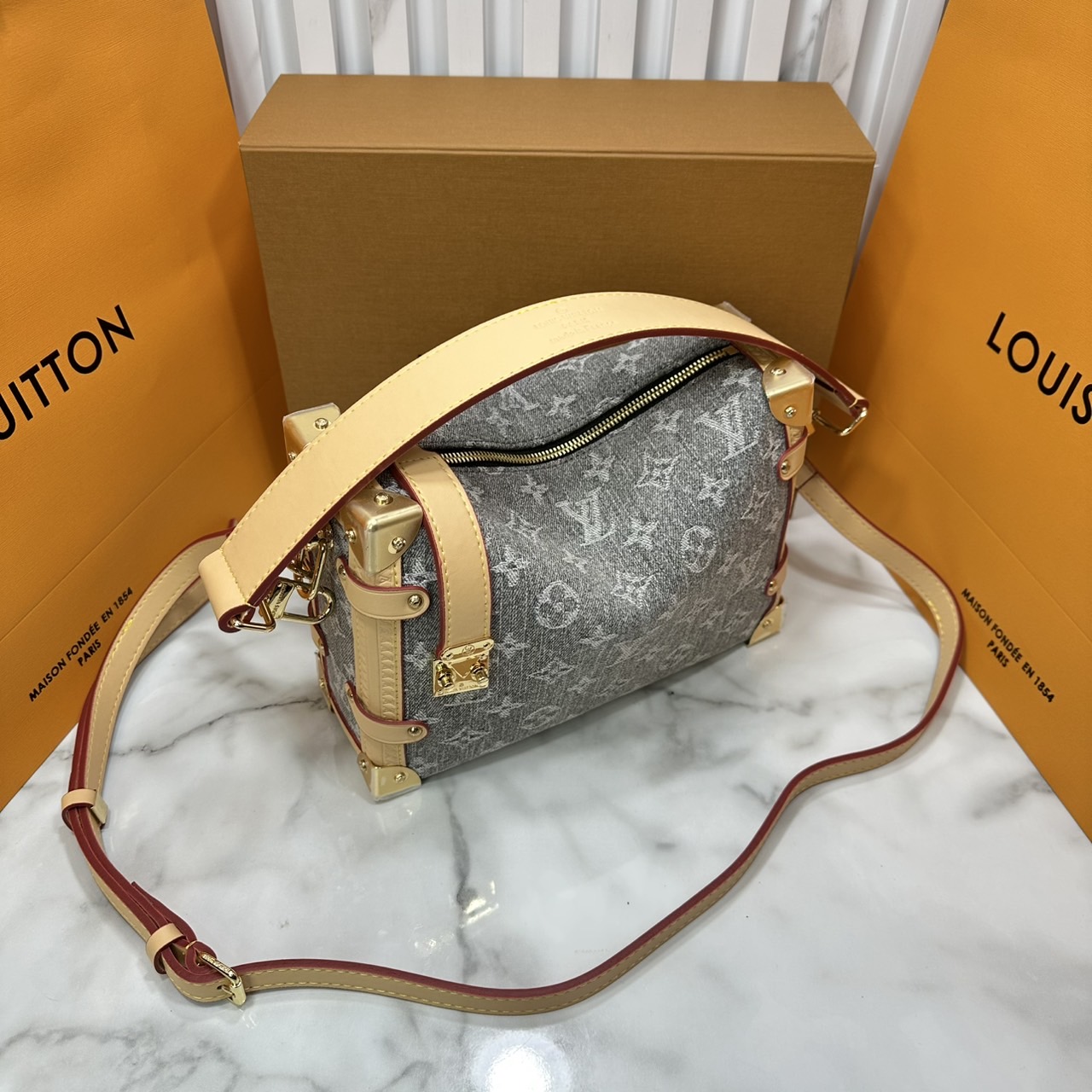 ORI หนังแท้ | LV Side Trunk MM Trianon Gray กระเป๋าสะพายทรงทรัรงค์ ด้วยโทนสีสไตล์ปารีเซียงอันหรูหราและรายละเอียดโทนสีทอง