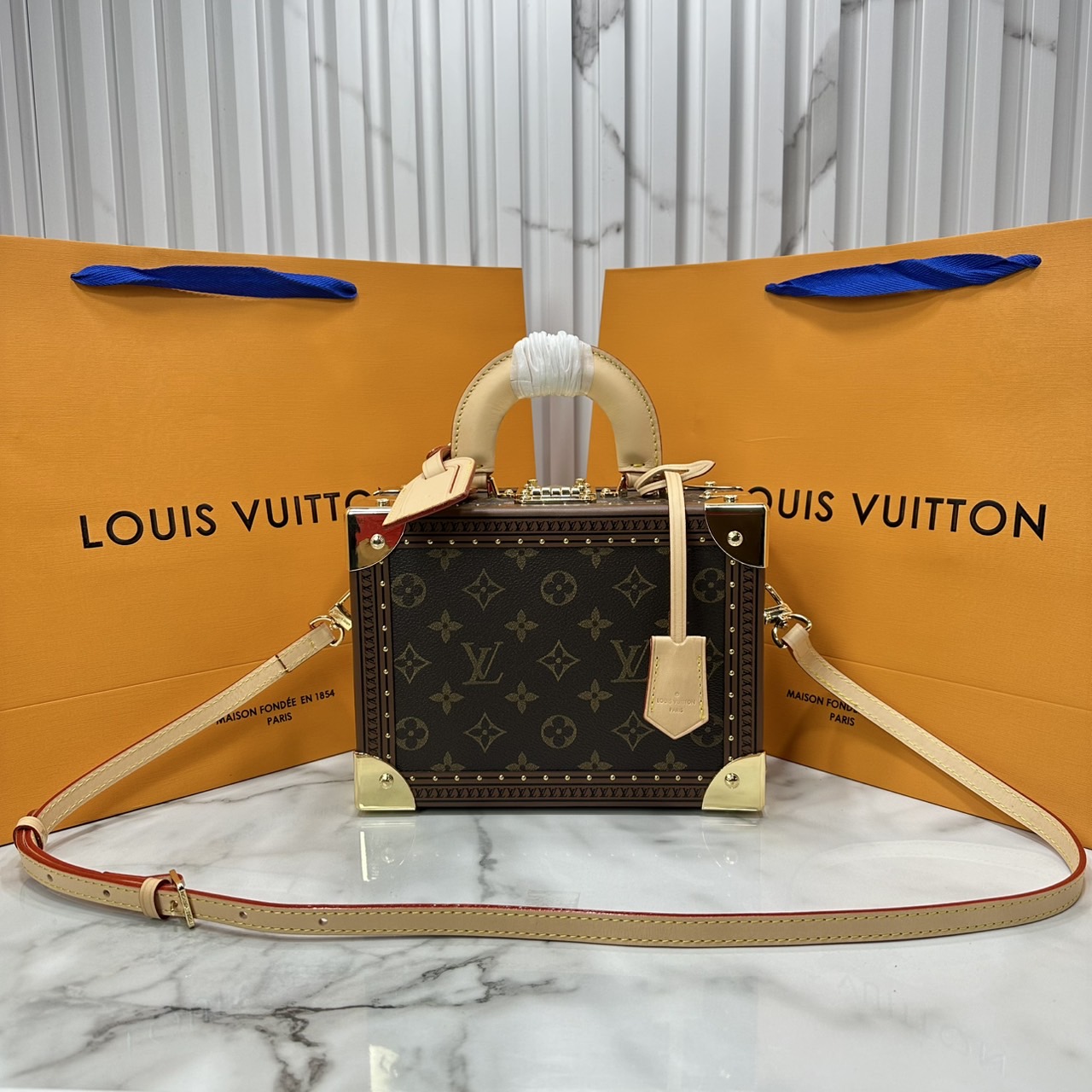 ORI หนังแท้ | LV Petite Valise Trunks S-lock Monogram canvas กระเป๋าสะพายทรงทรังค์ดีไซน์ขนาดเล็กพกพาสนุก เปี่ยมไปด้วยพลังและหรูหรา แคนวาสเคลือบลายโมโนแกรม ตัดขอบด้วยหนัง และฮาร์ดแวร์สีทอง ทรังก์เดินทางสไตล์เฟมินีนที่คุณควรมีในครอบครอง