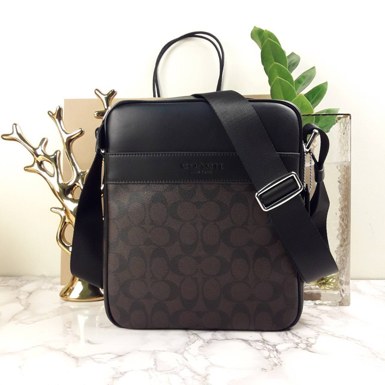 อมตะ ฆ่าไม่ตายจริงๆ กับรุ่นนี้!!😎//>>COACH CHARLES FLIGHT BAG(F54788)🍁สะพายข้าง ทรงสวย เป็นอีกรุ่น ที่ฮิตตลอดกาลไปเรียบร้อยแล้ว//วัสดุหนังแคนวาส สลับหนังแท้อย่างดี // ใช้ได้ทั้งชายและหญิง Unisexสุดๆ ใช้งานง่าย ทรงกล่อง จะสะพายเที่ยว 