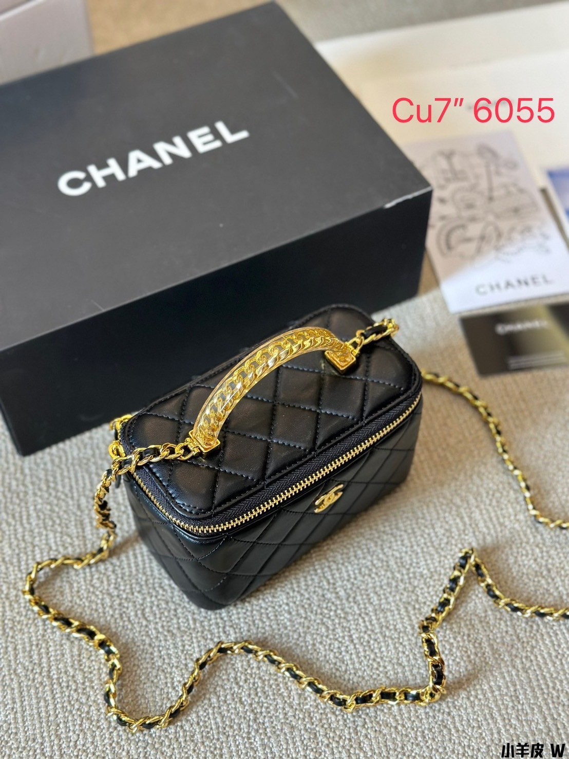 CHANEL Vanity Top Handle Bag / Chanel makeup bag กระเป๋าใส่เครื่องสำอางค์สวยหรู น่ารักลูกคุณหนูต้องยกให้ใบนี้เลยค่า น้องโดดเด่นที่หูจับโซ่สีทองสวยเงางาม ด้านในกว้างขวาง จะใช้เองหรือเป็นของขวัญ ของฝาก แนะนำรุ่นนี้เลยค่ะ!