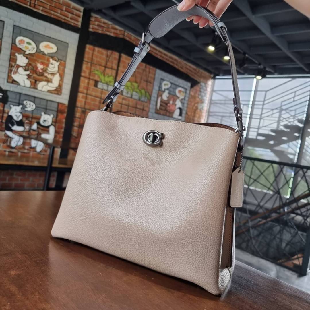 COACH WILLOW SHOULDER BAG ((C2745//C2590//C2621)) พร้อมส่งที่ไทย รุ่นแนะนำค่ะ🔥🔥 🔺กระเป๋าหิ้ว//คล้องไหล่//สะพายข้าง สุดคุ้ม! หนังแท้ชั้นดี ได้ไปหลงรักแน่นอนค่ะ หนังสวยมากๆ😘 🔺ตัวกระเป๋าแบ่งเป็นสองช่องหลัก ด้านนึงเป็นแ