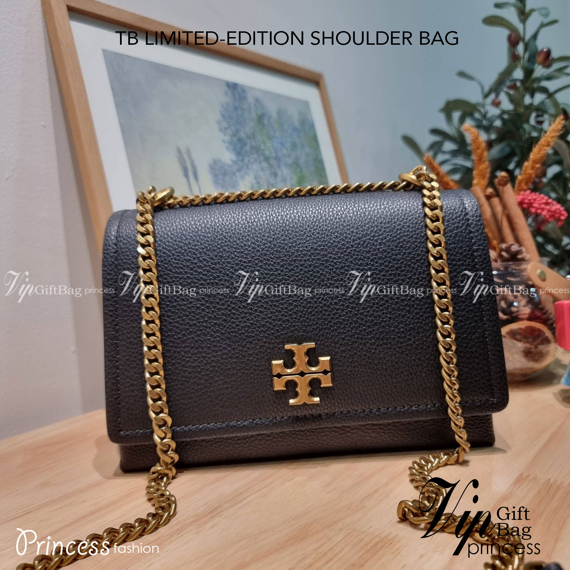 TORY BURCH LIMITED-EDITION SHOULDER BAG รุ่นลิมิเต็ด กับกระเป๋าสะพายไหล่ทรงผู้ดี ที่ผลิตมาในจำนวนจำกัด โดดเด่นด้วยอะไหล่ทองคลาสสิคหรูหรา