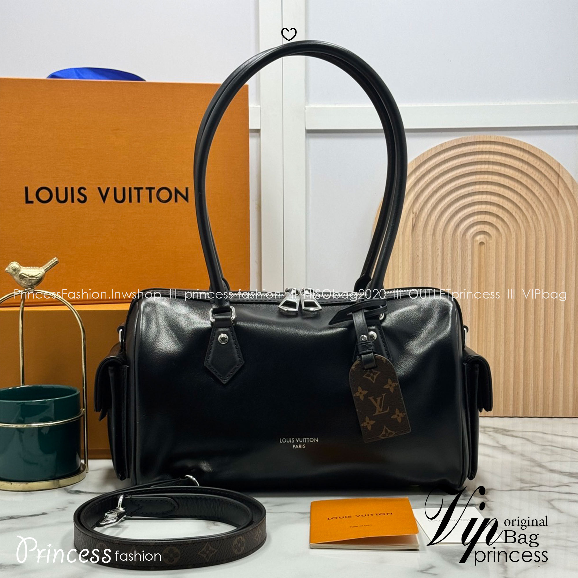 OP ORI หนังแท้ | LV Speedy Cargo Vibe Bag กระเป๋าถือคอลเลกชัน Vibe ผสานดีไซน์ดั้งเดิมยุค'30s เพิ่มความเท่ล้ำสมัยสไตล์นีโอร็อค หนังแท้แวววาวตกแต่งแอดเดรสแท็กลาย Monogram