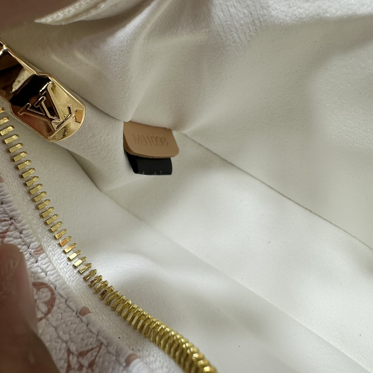 ORI หนังแท้ | LV Loop PM Bag กระเป๋าสะพาย ดีไซน์ทรงพระจันทร์ครึ่งเสี้ยวได้แรงบันดาลใจจากกระเป๋ารุ่น Croissant อันเป็นตำนานของเมซง รูปทรงกระเป๋ากะทัดรัดรับกับรูปร่างมาพร้อมสายโซ่