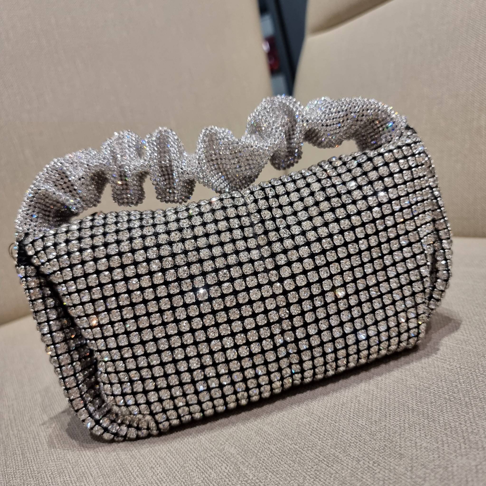 ALEXANDER WANG EXCLUSIVE POUCH IN RHINESTONE MESH ใหม่ล่าสุด เอ็กซ์คลูซีฟไอเท็ม ที่หรูเลิศกว่าใคร กระเป๋าพอชตกแต่งพลอยเทียมรอบใบ ยันหูจับ!! หรูหรา โดดเด่น ดูแพง ด้วยการตัดเย็บเรียงร้อยลงบนตาข่ายเนื้อละเอียด ทำให้ดูดีมีราคางดงามจริงๆ ดีไซน์ทรงพอช ถือใช้งาน