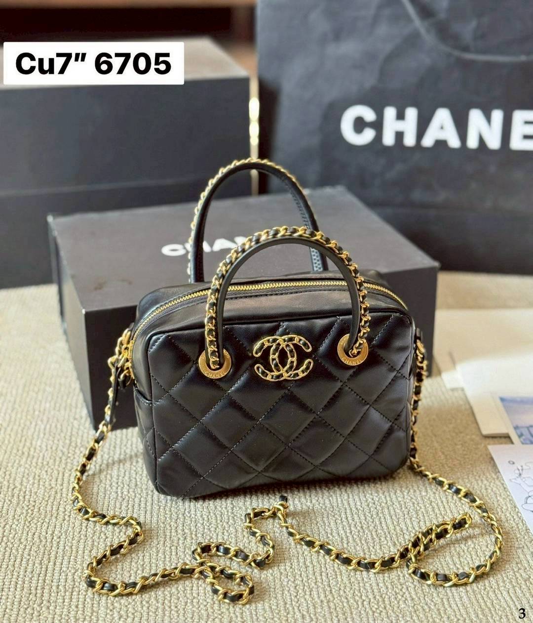 Chanel 25C Mini Bowling Bag กระเป๋าสะพายไซส์มินิน่ารักและสุดลัคชู หรูหราเกินเรื่อง โทนสีดำคลาสสิก พร้อมหูจับร้อยโซ่สีทอง ขนาดกำลังสวย รูปทรงคลาสสิคใช้งานได้สะดวก