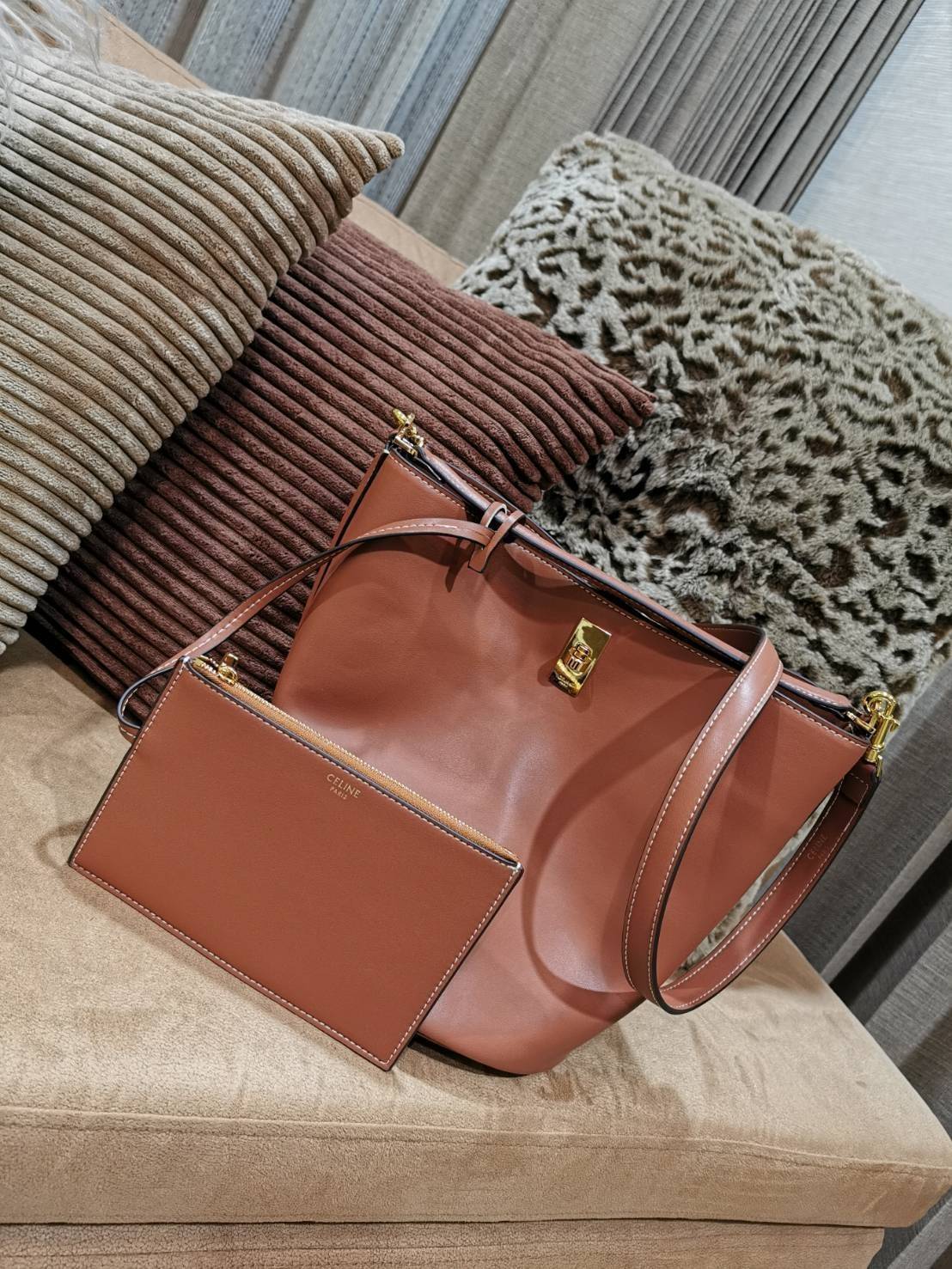VIP 】NEW! ซื้อ1ได้ถึง2! CELINE TRIOMPHE BUCKET BAG VIP GIFT WITH PURCHASE (GWP) พรีเมี่ยมกิ๊ฟ Limited Edition จาก CELINE PERFUME DUTYFREE COUNTER วัสดุ TRIOMPHE CANVAS & CALFLEATHER ดีไซน์ทรง Bucket ใบใหญ่กำลังดี มาพร้อม Clutch ใบเล็กเข้าชุด หนังนิ่มสวยเน