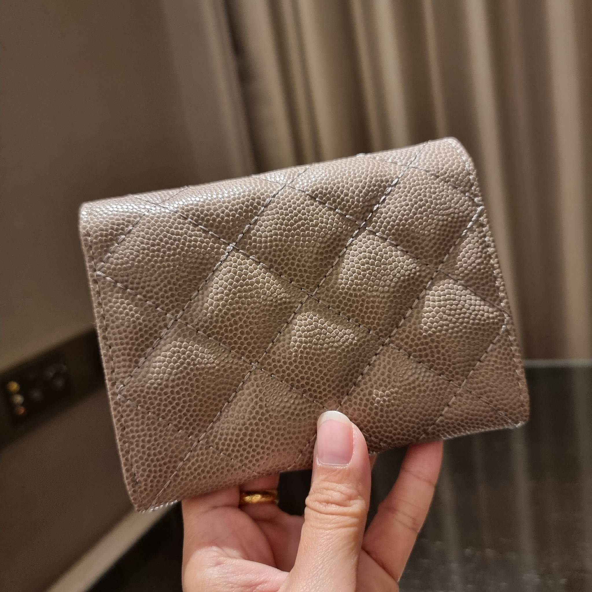 VIP 】มาแล้วจ้า!! รุ่นแนะนำ!! ฮิตติดใจสาวๆ!! กระเป๋าสตางค์ใบสั้นรุ่นฝาพับ จาก Chanel premium for gift เรียบหรู ดูไฮน์ วัสดุหนังสังเคราะห์ลายคาร์เวีย ด้านในเป็นหนังซาฟเฟียโน่ เปิด-ปิดด้วยกระดุมแม่เหล็ก ภายในกระเป๋ามีช่องใส่บัตร ใส่ธนบัตรได้ ดีไซน์เรียบหรูตา