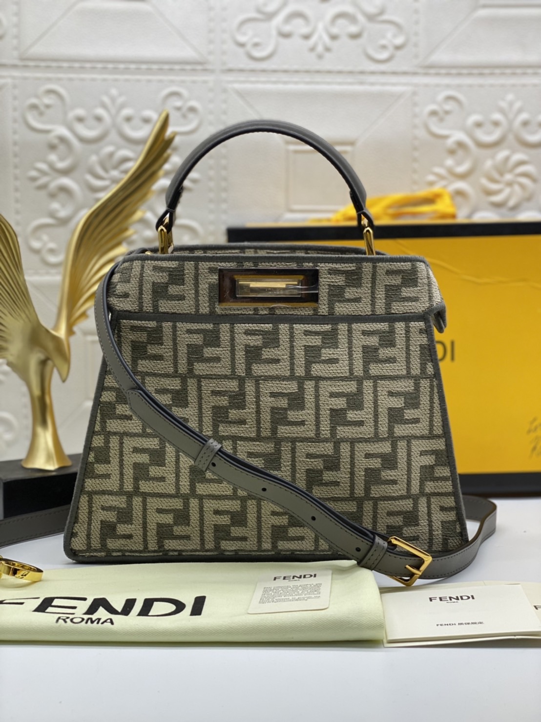 Fendi peekaboo 25cm เกรดออริจินอล กระเป๋าเฟนดิ คลาสสิกตามแบบฉบับแบรนด์ วัสดุคุณภาพอย่างดี เพิ่มความหรูหราและโดดเด่นด้วยการตกแต่งลวดลายโลโก้เด่นชัดทั้งใบ และด้วยขนาดที่กะทัดรัดและดีไซน์ที่เรียบหรูนี้ จึงสามารถนำไปแมทช์กับการแต่งตัวได้ง่าย ไม่ว่าจะเป็นสไตล์
