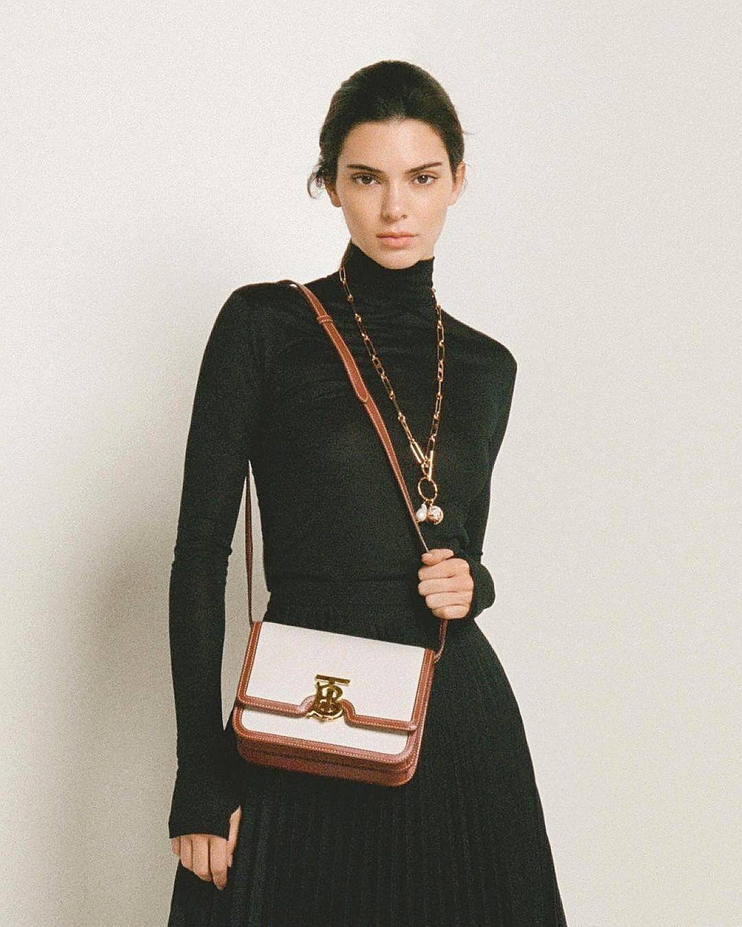 BURBERRY FRAGRANCES CROSSBODY BAG VIP GIFT WITH PURCHASE (GWP) พรีเมี่ยมกิ๊ฟ Limited Edition จากน้ำหอม BURBERRY วัสดุ Canvas & Leather ทรงเหลี่ยมสวยหรูอยู่ทรงมีโลโก้แบรนด์ด้านหน้า เปิดปิดด้วยฝาปิดมีสัญลักษณ์รูปตัวB ภายในมีช่องแบ่งเป็นสัดส่วนสามารถใส่มือถื