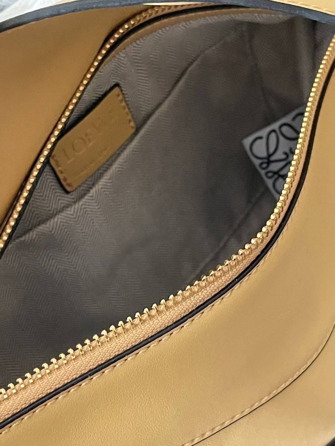 Loewe Puzzle Hobo bag กระเป๋ารุ่น Puzzle มีความพิเศษในหลายด้าน ไม่ว่าจะเป็นรูปทรงที่แปลกใหม่ มินิมอลด้วยโลโก้อนาแกรมแบบประทับ ดูหรู เป็นกระเป๋า Unisex ที่ไม่ว่าคุณจะเป็นผู้หญิงหรือผู้ชายก็ใช้งานได้ ลายกระเป๋าได้มาจากการนำหนังมาเย็บต่อกันทั้งหมด ถึงแม้ว่าข