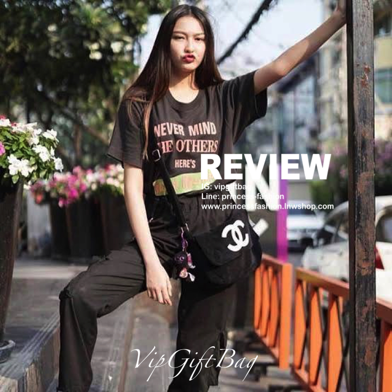 สีดำ MUST HAVE ITEM 2019 !! รุ่นยอดฮิตของ *วัยรุ่นสายสตรีท ทั่วโลก จากงาน CHANEL VIP GIFT *ของแท้100% *มีป้ายNOTFORSALE เป็นกระเป๋า ใบสวยรุ่นหายาก ขนาดกำลังดี ใช้ได้ทั้งหญิงชายเลยค่ะ ขนเฟอร์นิ่มมากกก เก็บของอย่างดี น้ำหนักเบา ด้านในมีช่องใส่ของจุกจิก MIX
