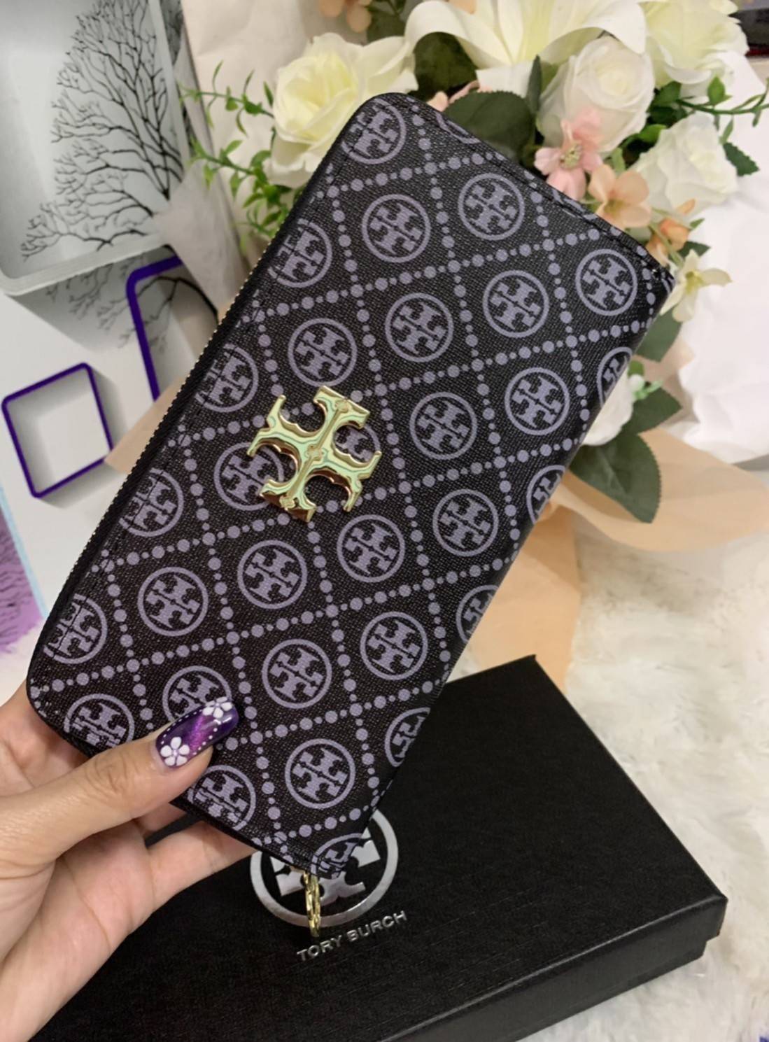 กระเป๋าสตางค์ใบยาว TORY BURCH : Monogram Pattern วัสดุหนังแกะสังเคราะห์ลงเคลือบเพิ่มความเงาอีกชั้น อะไหล่สีทอง **แบบซิปรอบ เปิด - ปิด กระเป๋าด้วยซิปรอบ ด้านในแบ่งออกเป็น 3 Patation ตรงกลางเป็นซิปยาว มีช่องใส่บัตรได้ 8 ใบ หนังเงาสวย จับถนัดมือ พร้อมส่งให้ส