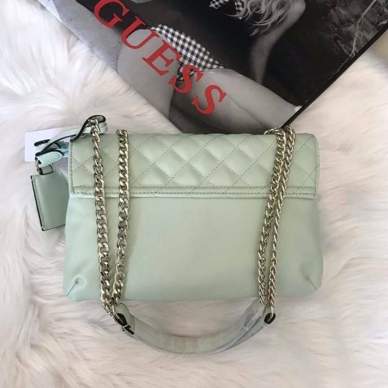 Guess Elliana Convertible Flap Over Crossbody กระเป๋าสะพายรุ่นใหม่จาก Guess factory รุ่นนี้สามารถสะพายได้ทั้งสายคู่และสายเดี่ยว สายสะพายโซ่ต่อหนังไม่เจ็บบ่า ด้านหน้าประดับtagโลหะหุ้มหนังถอดออกได้ วัสดุหนังpu ลายตาราง เรียบนิ่ม เปิดปิดกระเป๋าด้วยกระดุมแม่เ