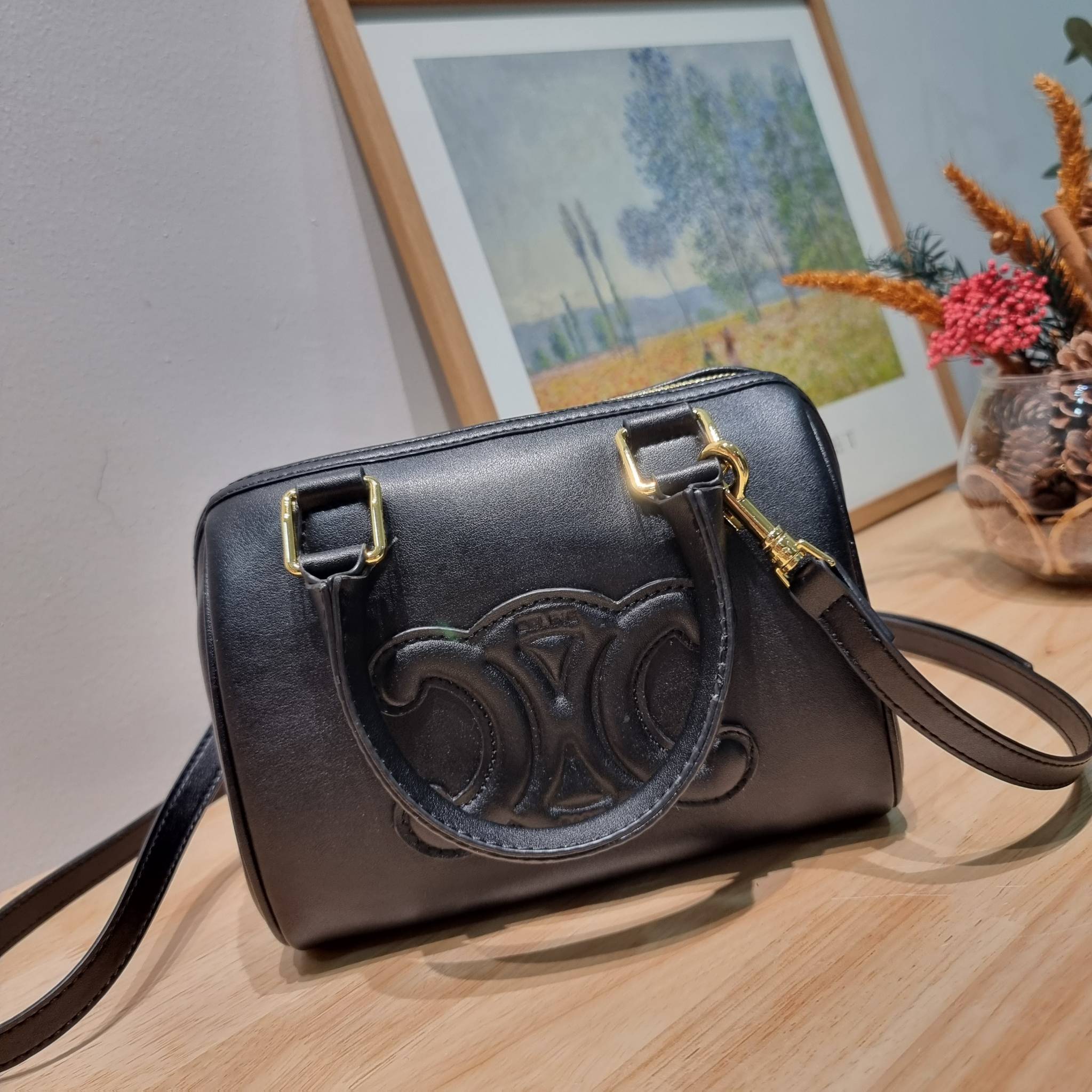 CELINE SMALL BOSTON CUIR TRIOMPHE IN SMOOTH LEATHER ฮิตมากกับสุดยอดความคลาสสิค ในรูปทรงสวย กับกระเป๋าสะพายทรงหมอน กะทัดรัด ขนาดกำลังดี ใช้งานสะดวก วัสดุหนังผิวเรียบ สวยคม