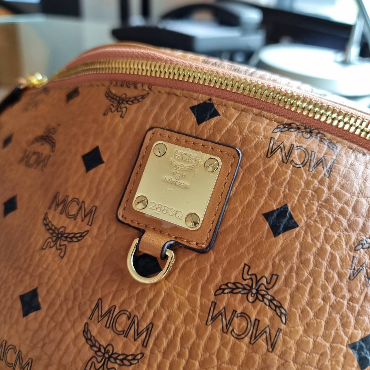 M.C.M FURSTEN BELT BAG IN VISETOS กระเป๋าคาดอกยอดฮิต หนุ่มๆสาวๆใช้ได้ไม่มีเบื่อ รุ่นขายดี ลายวิเซโต้เอกลักษณ์ ทั้งสปอร์ตและดูหรูในตัว ใช้งานง่าย ได้ทุกลุค วัสดุหนังแคนวาสคุณภาพดี มีช่องซิปหลัก และซิปด้านหลังกระเป๋า ภายในเป็นช่องโล่งบุผ้าซับอย่างดี รุ่น un