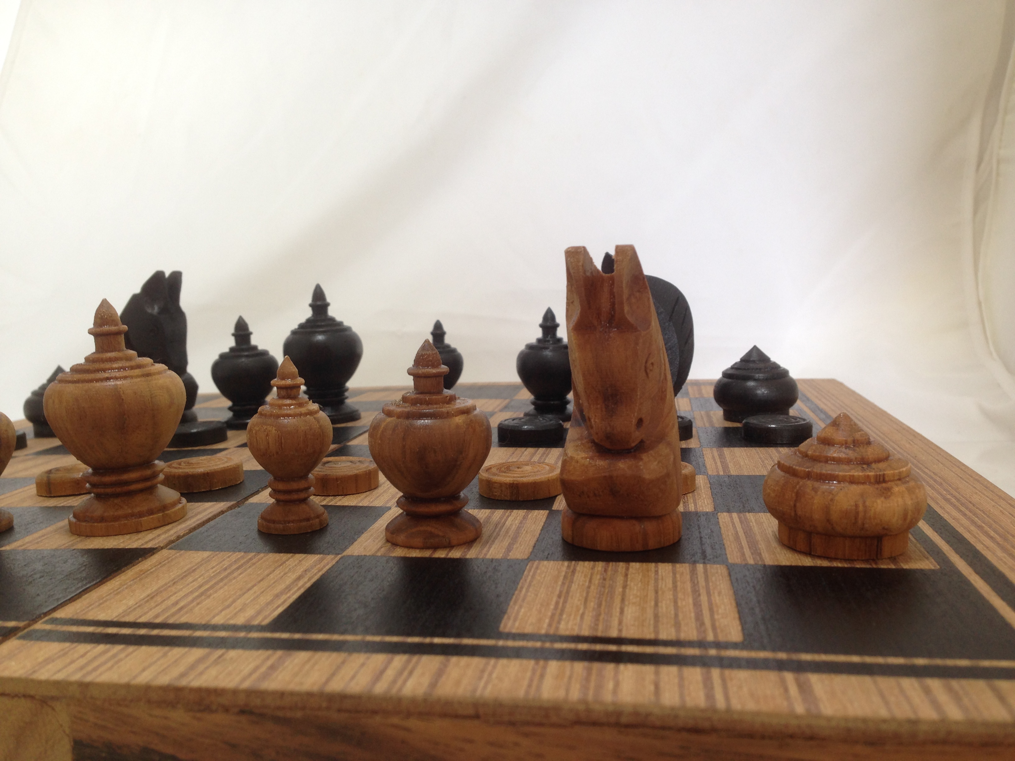 ชุดกระดานและตัวหมากรุกไทยไม้สักพร้อมกล่องเก็บ