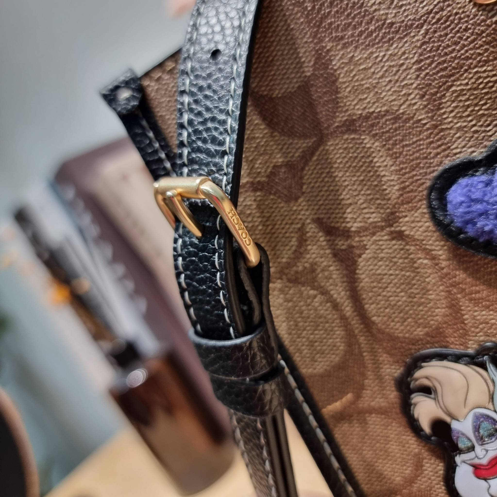 Coach Disney X Coach Dempsey Carryall In Signature Canvas With Patches CC873 คอลเลคชั่นใหม่ กับเหล่ายัยตัวร้าย ที่ไม่มีใครไม่รู้จัก!! กับกระเป๋าทรงโท้ท ไซส์ใหญ่ที่สามารถจุของได้แบบไม่ต้องกังวล ฟังก์ชั่นการใช้งานสะดวกที่สุด ดีไซน์ลวดลายแพทช์โดดเด่น มีทั้งส