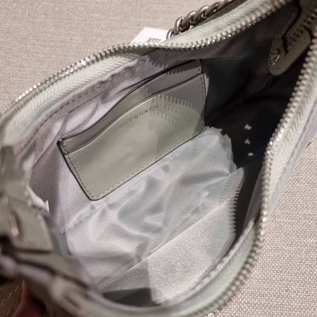 TORY BURCH MERCER NYLON SMALL SHOULDER BAG ใหม่ก่อนใคร!! กับคอลหวานๆ สดใสๆ กระเป๋าสะพายทรงโฮโบ ขนาดกะทัดรัด ฟังก์ชั่นการใช้งานจัดแบบเต็มที่ ด้วยสายสะพายถึง 3 เส้น สายโซ่คล้องแขน สายหนังแบบสั้นคล้องไหล่ และสายสปอร์ตเส้นใหญ่ ดูดี!! คุ่มแค่ไหนคิดดู!! วัสดุผ้