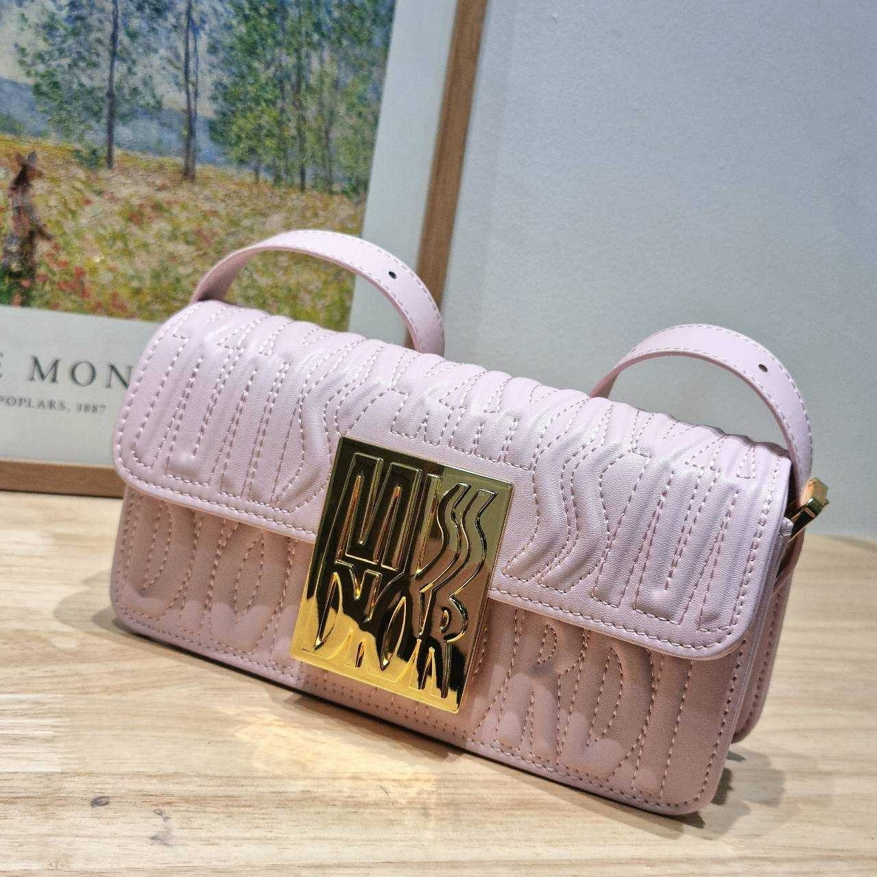 Dior Flap Bag / Quilted Miss Dior Allover Leather Bag กระเป๋าสะพายไหล่สุดลัคชู หรูหราเกินเรื่อง ดีไซน์ใหม่สวยงามด้วยดีเทลฝีเย็บและลายหนังปั๊มนูน