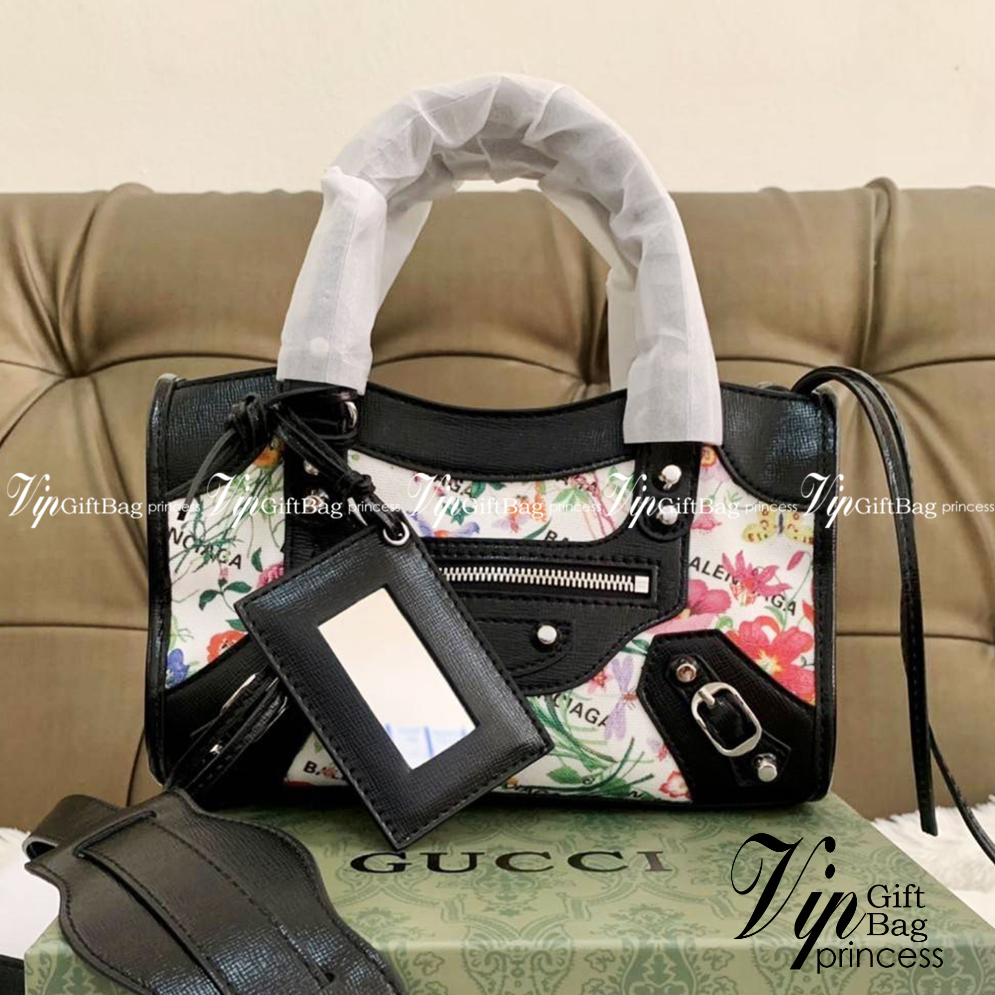 VIP 🥂 Gucci x Balenciaga The Hacker Project Mini Neo Bag คอลเลคชั่นร้อนๆ พร้อมเสิร์ฟ ที่่มีการผสมผสานระหว่างGucci & Balenciaga เข้าไว้ด้วยกัน ดีไซน์ล้ำสมัย วัสดุCanvas เย็บขอบด้วยหนังcalfskin อะไหล่เงิน ลวดลายสดใส ประทับตัวอักษรBalenciaga ลงบนผ้าเ