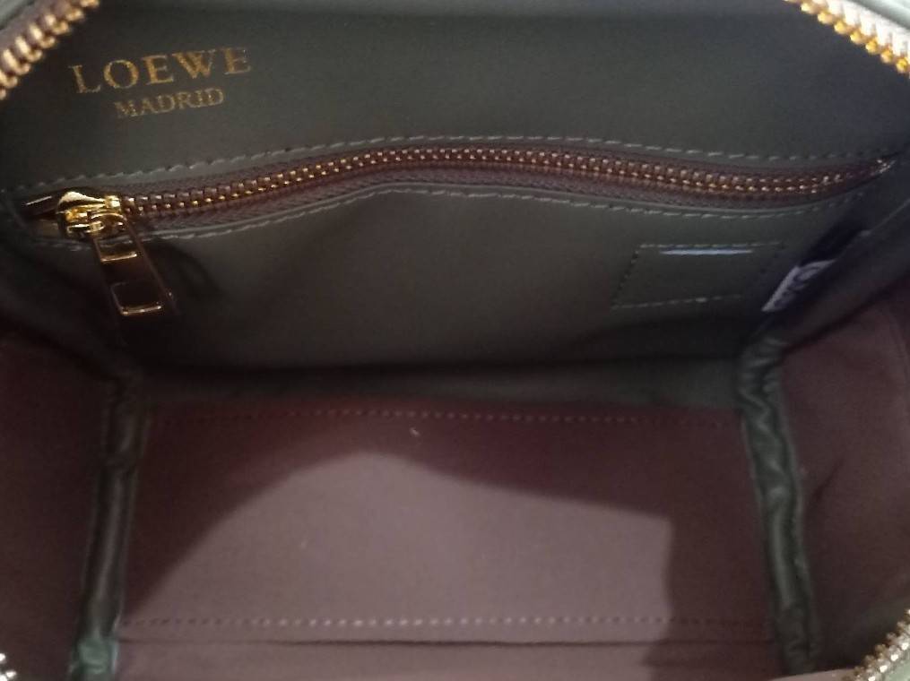 LOEWE ANAGRAM BAG VIP GIFT WITH PURCHASE (GWP) พรีเมี่ยมกิ๊ฟ Limited จาก LOEWE PERFUME DUTYFREE ไอเท็มใหม่! ดีไซน์สวยหรูคงเอกลักษณ์ด้วยวัสดุ Anagram Canvas Jacquard Fabric ผสมผสานหนังแท้ Calfskin ลงตัวสุดคลาสสิค เปิดปิดด้วยซิปแบรนด์อะไหล่ทองขนาดกำลังดี น้