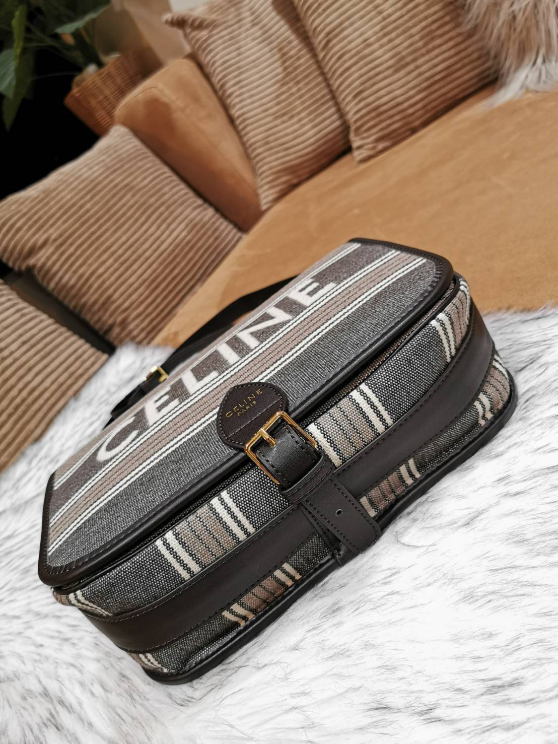 CELINE MESSENGER BAG VIP GIFT WITH PURCHASE (GWP) พรีเมี่ยมกิ๊ฟรุ่น Limited จาก CELINE HAUTE PARFUME DUTYFREE COUNTER วัสดุ CANVAS TEXTILE ลายทางสีคลาสสิคดีไซน์ Unisex ใช้ได้ทั้งชายและหญิง เปิดปิดด้วยฝาปิด Belt และแถบแม่เหล็กด้านใน ขนาดกำลังดี น้ำหนักเบา 