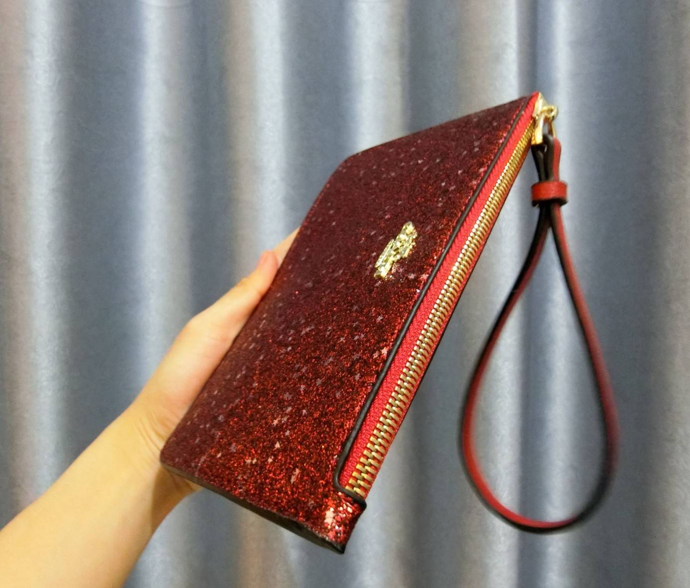 Coach Star Glitter Corner Zip Wristlet / FACTORY HK กระเป๋าคล้องมือทรงคลัช ตัวกระเป๋าตกแต่งกริ๊ตเตอร์ ด้านหน้าติดอะไหล่แบรนด์ สวยหรู เปิดปิดด้วยซิป ด้านในบุผ้ากำหยี่สามารถใส่โทรศัพท์มือถือได้ทุกรุ่น มาพร้อมสายคล้องมือ 1เส้น MUST HAVE!!