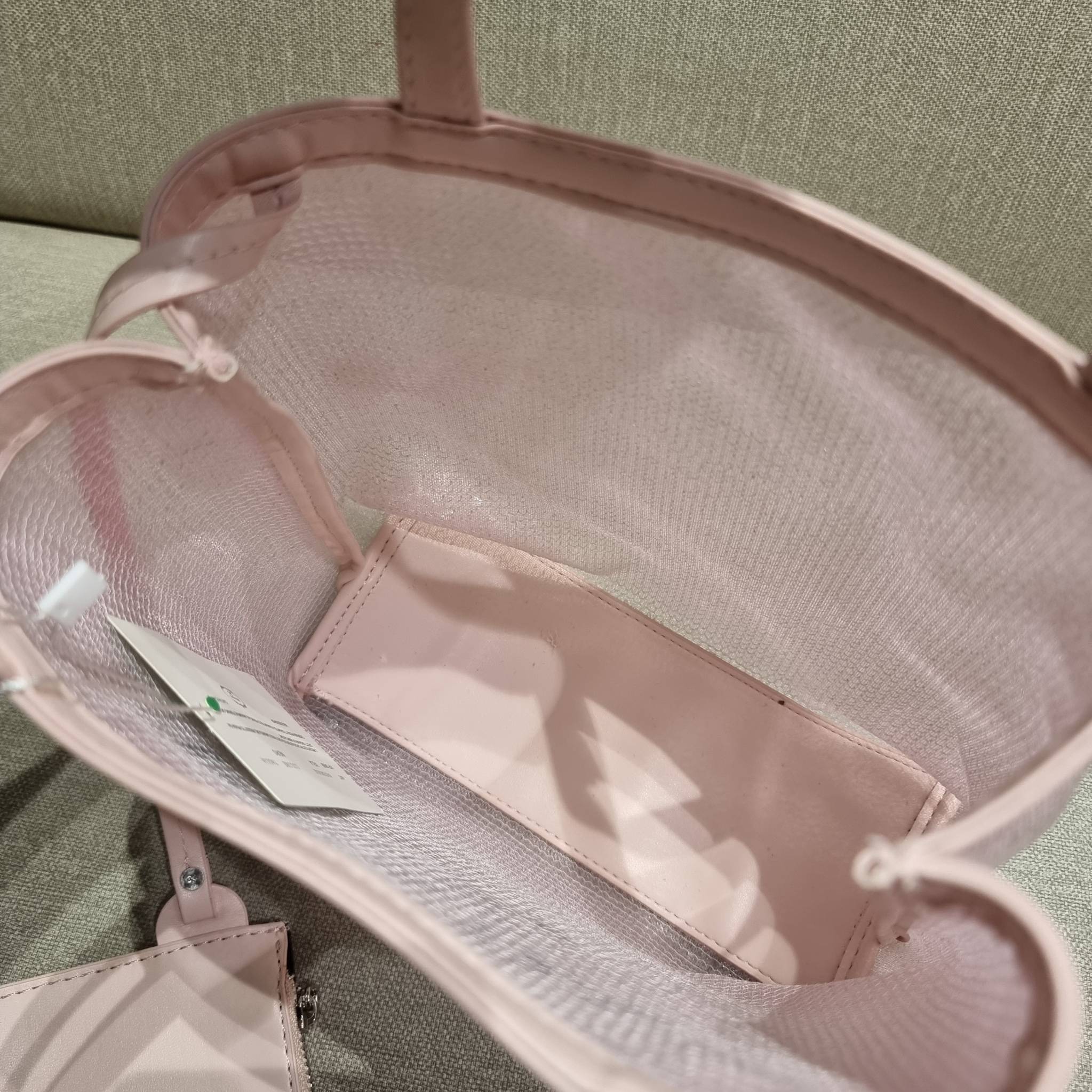 PRADA SMALL SEQUINED MESH TOTE BAG เอาใจสายแฟอีกครั้ง!! กระเป๋าทรงโท้ท ขนาดเล็ก ที่มีดีเทลฝีมือ ด้วยการเรียงร้อยแผ่นเลื่อมเป็นตาข่ายรอบใบ ตัดขอบด้วยหนังสังเคราะห์ พิเศษพร้อมใบลูกให้ด้วย ทรงใช้งานง่าย ภายในโล่งกว้าง ถือไปเรียน ไปเที่ยว ไปทำงาน พกพาง่ายสุดๆ