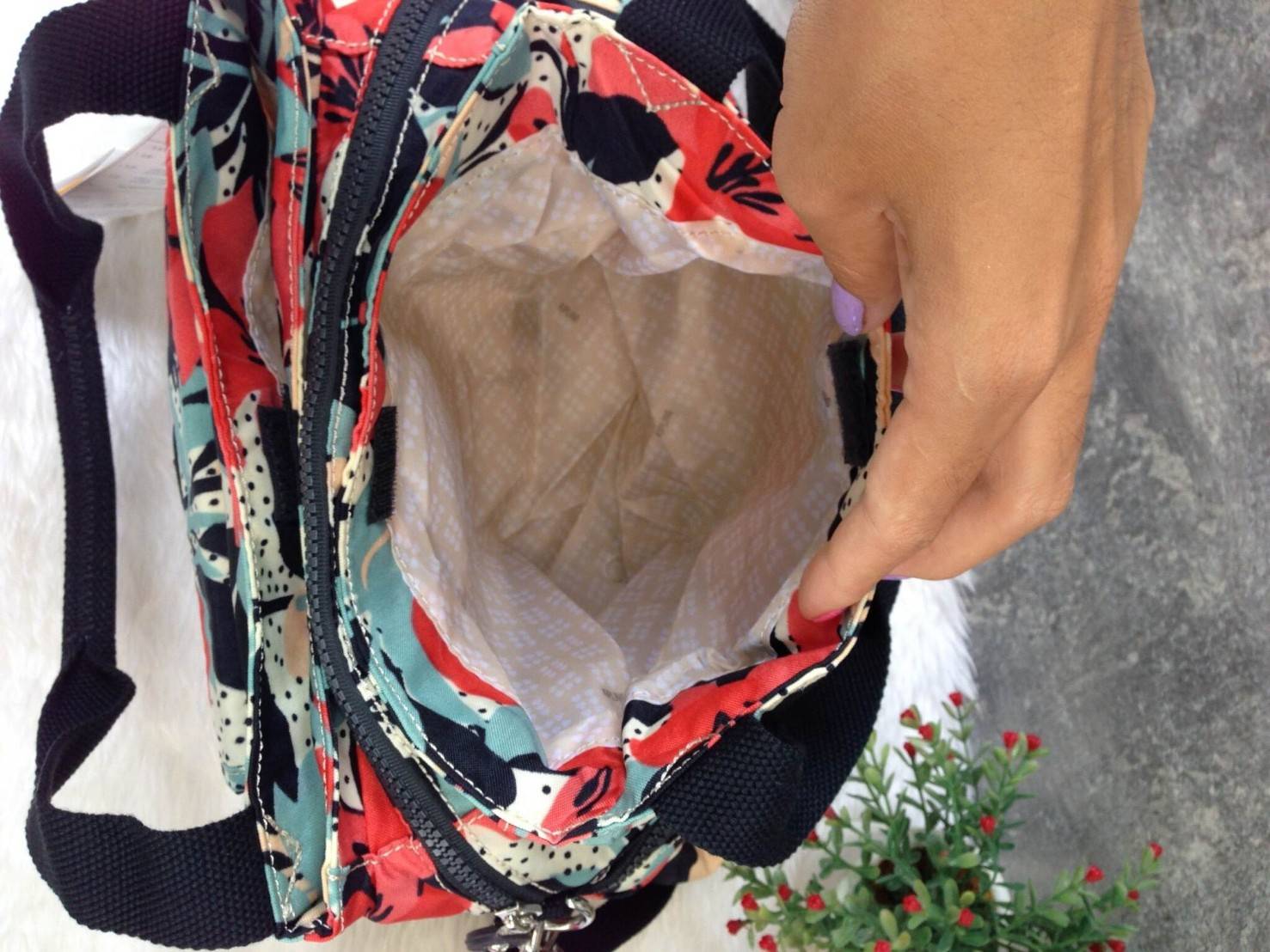 KIpling Felix Large Handbag Bag กระเป๋าถือหรือสะพายสไตล์ลำลองวัสดุ Nylon + Polyester 100% น้ำหนักเบามีหูหิ้วเเละสายสะพายยาวเลื่อนปรับระดับได้ถอดได้ เปิดปิดด้วยซิปสะดวกใช้ โลโก้เเบรนด์ มีช่องแบ่งถึง3ช่องเเยกเป็นสัดส่วน ด้านหน้าและด้านหลังมีช่องใส่ของเปิดปิ