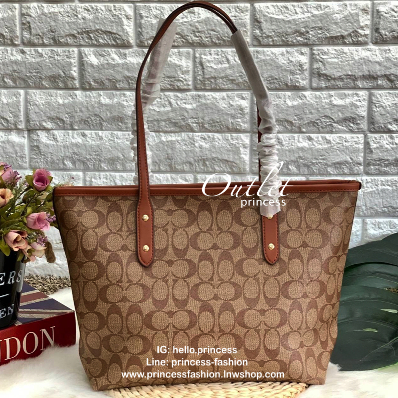 COACH CITY ZIP TOTE IN SIGNATURE BAG กระเป๋าถือหรือสะพายทรง tote ขนาดกำลังดี วัสดุหนัง pvc. เปิดปิดกระเป๋าแบบซิป ภายในกว้าง ใส่ iPad, A4 ของใช้ได้จุ มีช่องเล็ก และช่องซิปค่ะ Must Have!