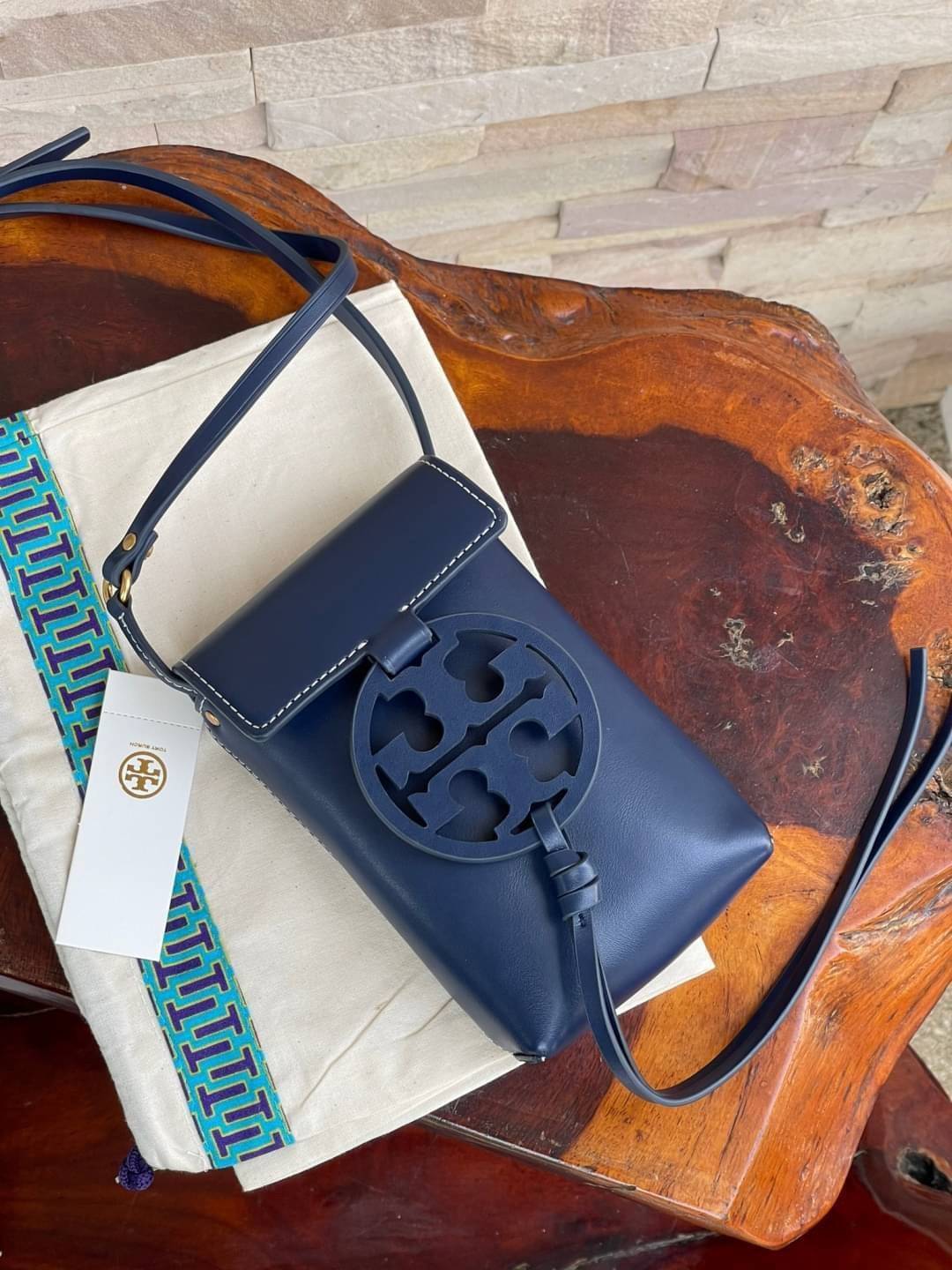 TORY BURCH MILLER METAL PHONE CROSSBODY อีกหนึ่งกระเป๋าใส่มือถือรุ่นฮิตที่เชื่อว่าหลาย ๆ คนต้องเคยเห็นผ่าน ๆ ตามาอย่างแน่นอน กับแบรนด์ Tory Burch ดีไซน์กระเป๋าทรงฝาพับแม่เหล็กใช้งานง่าย มาพร้อมดีเทล Logo สีเดียวกับเฉดสีของกระเป๋า แต่ยังมีความน่ารักด้วยทรง