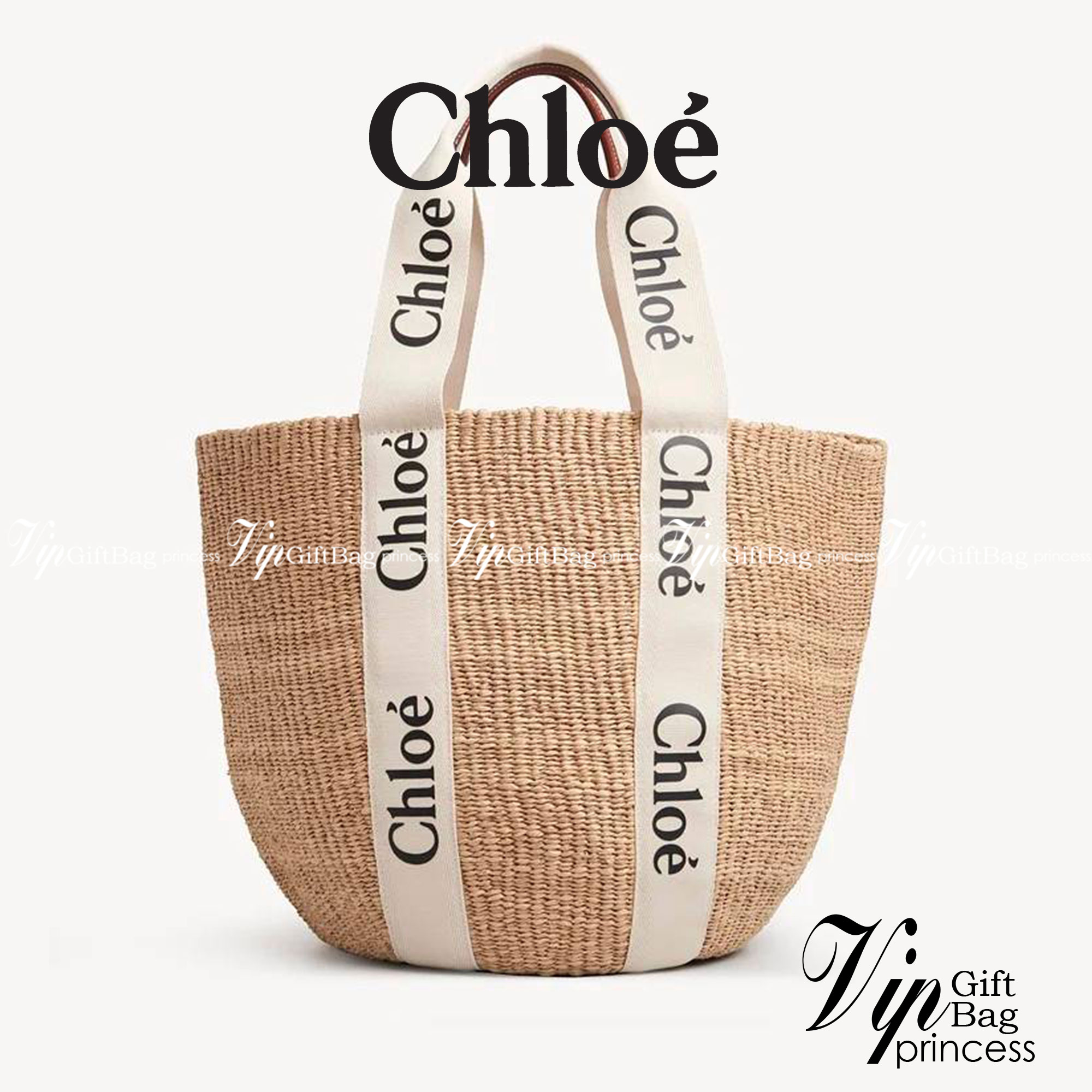 CHLOE LARGE WOODY BASKET กระเป๋าสะพายสานทรงตะกร้า ยอดฮิตติดลมของแบรนด์ ด้วยวัสดุสังเคราห์จากธรรมชาติ สานทอเต็มใบออกมาเป็นลวดลายสวยงาม ตัดด้วยริบบิ้นคาดโดดเด่น ภายในโล่งกว้างมาก จุของได้เต็มที่ เป็นดีไซน์ผู้ดีย้อนยุคที่ดูแพงจริงๆ ใบนี้สามารถสะพายไปเที่ยว ไ