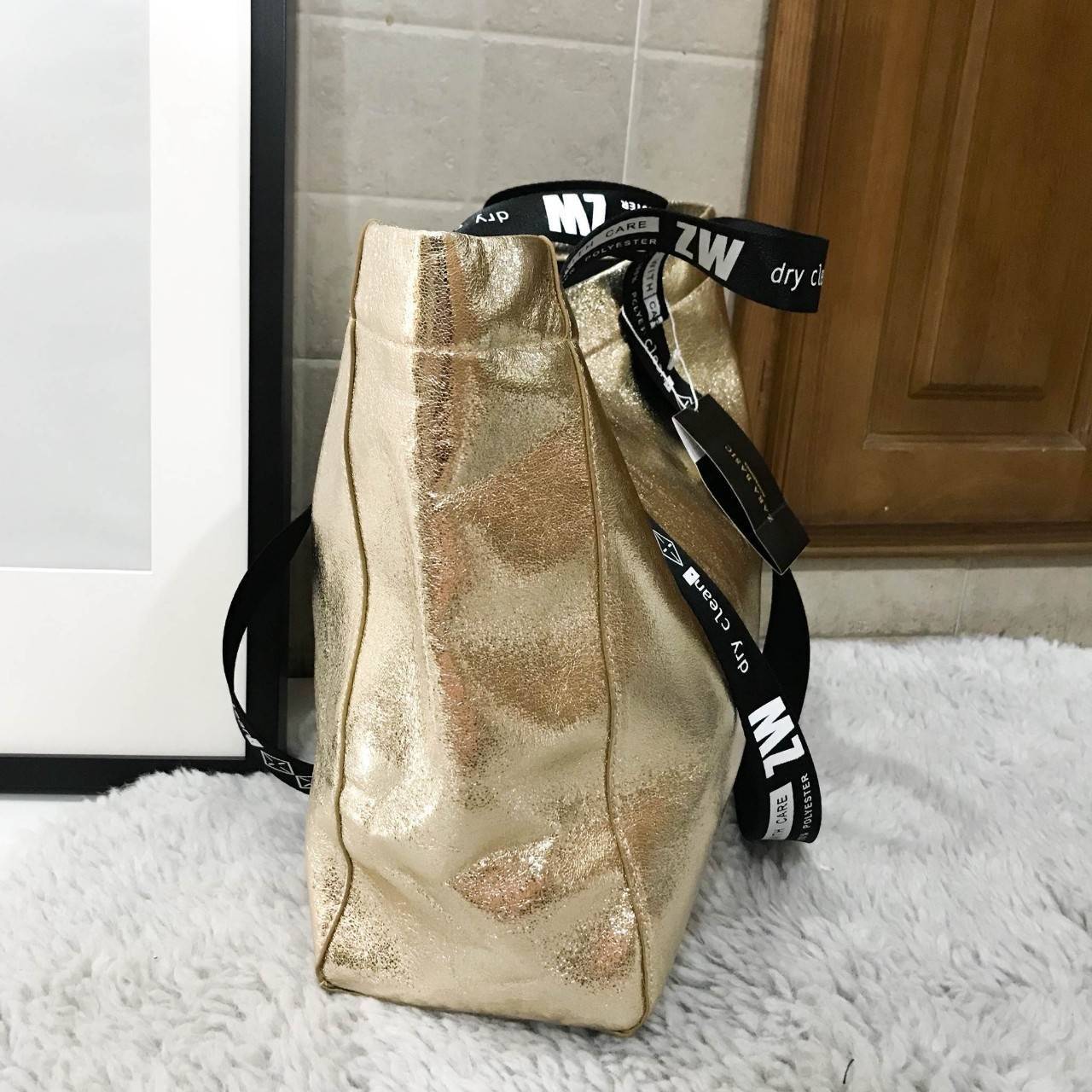 Zara shopper bag กระเป๋าสะพายสี mettalic สุดชิค จากแบรนด์ Zara ค่ะ น้ำหนักเบา สาย print สีดำลายเพิ่มดีเทล มีสายสะพายไหล่ ภายในโล่งกว้าง เปิดปิดด้วยกระดุมแม่เหล็ก ใบนี้จะใช้ไปเรียน ไปทำงานหรือไปเที่ยวก็เหมาะค่ะ