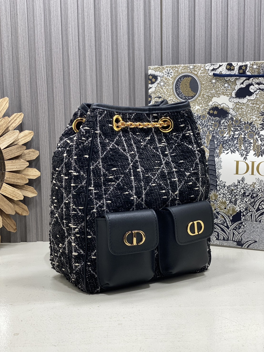 ORI หนังแท้ | Dior Caro Multicarry Bucket Backpack กระเป๋าเป้สะพายหลัง คอลใหม่ล่าสุด โดดเด่นด้วยผ้าทอทวีตโทนสีดำ พร้อมกระเป๋าเล็กคู่หน้า เปี่ยมไปด้วยสไตล์และความหรูหราตกแต่งด้วยโลโก้ CD โลหะสีทอง