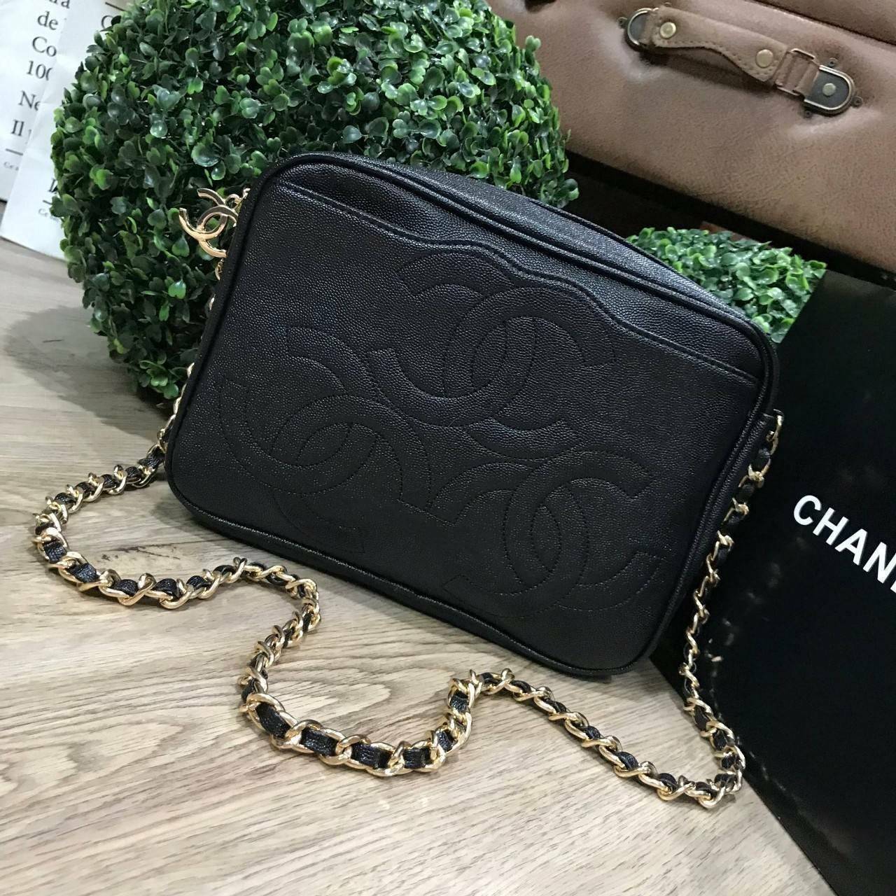 CHANEL chain caviar crossbody bag / Chanel Shoulder Bag With Chain กระเป๋าสะพายข้าง วัสดุหนังลายคาเวียร์ อะไหล่ทอง ด้านหน้ามี 1 ช่องโล่งใส่ Ipad ได้ ด้านหน้าเย็บโลโก้แบรนด์ สวยหรูมากๆ ค่ะ