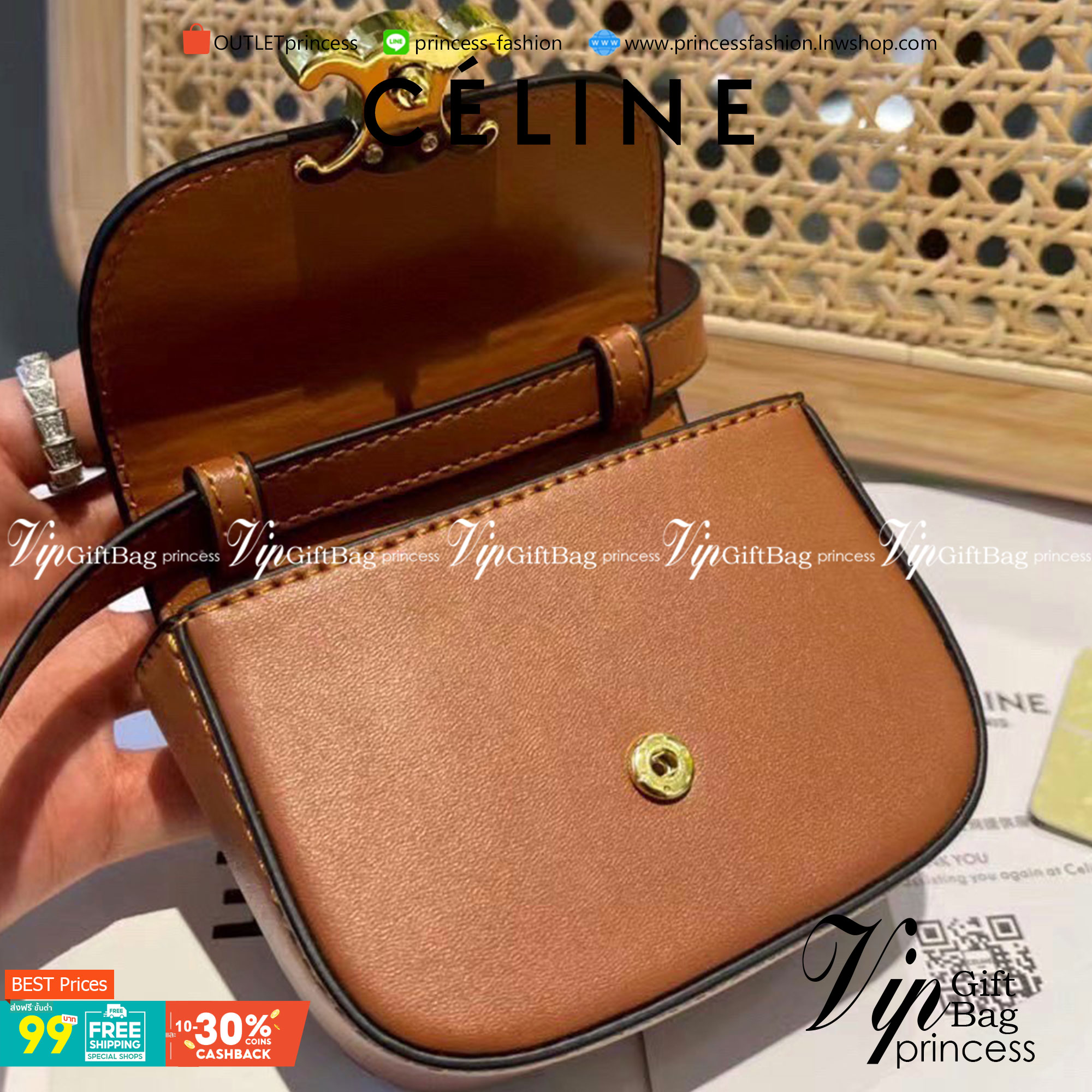 CELINE MINI TRIOMPHE IN TRIOMPHE CANVAS กระเป๋ามินิทรงชิค ดีไซน์รูปกล่องสุดแสนมินิมอล สามารถสะพายแบบ Crossbody และยังเป็น Belt Bagได้อีกด้วย วัสดุแคนวาสลาย Triomphe แบบไม่มีตกยุค ด้านหน้าโดดเด่นด้วยโลโก้สีทอง เป็นอีกหนึ่งตัวเลือกให้คุณเลือกสะพายในชีวิตประ