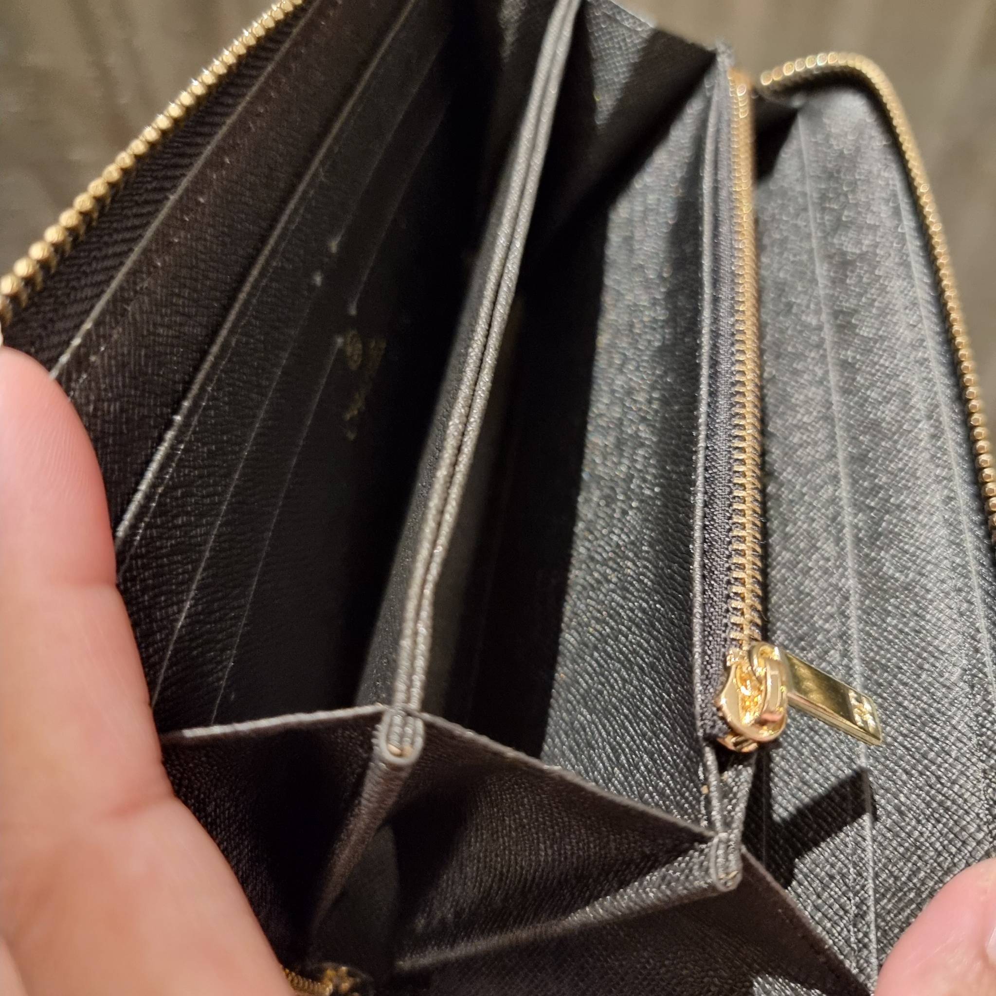 VIP 】กระเป๋าสตางค์ใบยาวรุ่นซิปรอบ สวยรับทรัพย์จาก Chanel วัสดุหนังลายคาร์เวีย ใช้แล้วขับผิวสุดๆ เปิด-ปิดด้วยซิปรูดรอบใบ ใช้งานง่าย ภายในกระเป๋ามีช่องใส่บัตรได้ ใส่ธนบัตรหรือเหรียญได้ มีช่องซิปแยกอีกหนึ่งช่อง ดีไซน์เรียบหรูแบบนี้ สาวๆห้ามพลาดกันน้า!! ซื้อใ