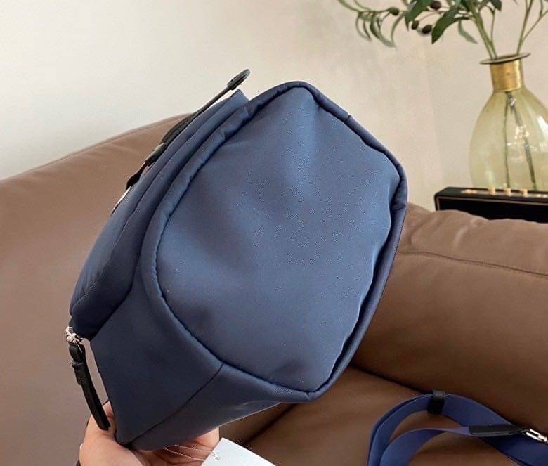 Tory Burch Virginia Nylon Bucket Bag / Tory Burch logo-plaque bucket bag กระเป๋าสะพายทรงบัคเก็ต เปิด-ปิดหนังรูดปากกระเป๋า มีหูหิ้วในตัว คล้องแขนเก๋ๆ ภายในเป็นช่องโล่ง มีช่องย่อย ใส่ของสำคัญจุกจิกได้ มีสายครอส จะสะพายไปไหนก็ได้ทุกโอกาส สวยเลิศทุกสี พร้อมส่