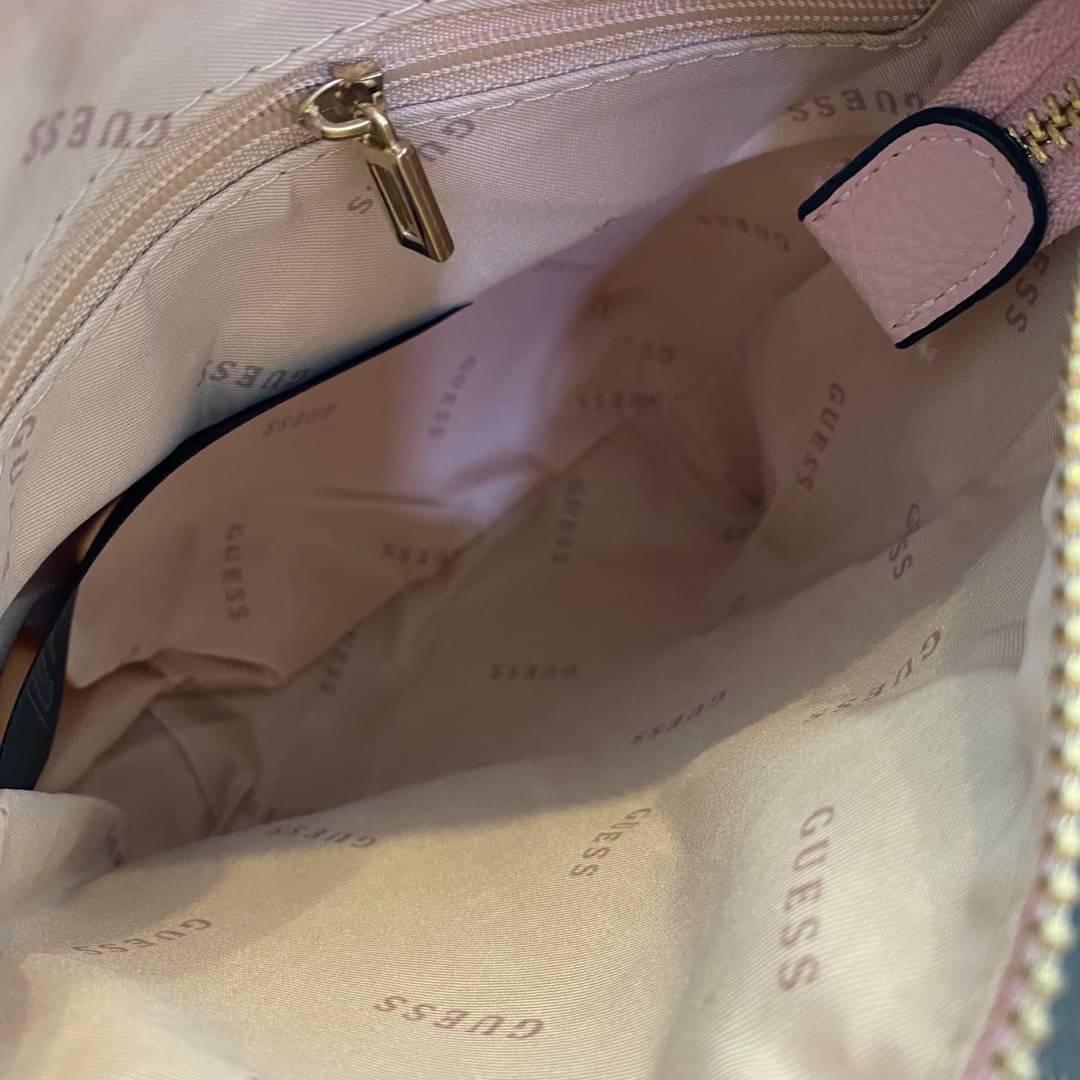 Guess Amara Bucket Handbag ซื้อ 1 ได้ถึง 2 กระเป๋ารุ่นใหม่ล่าสุดทรงถังสุดน่ารัก พิมพ์ลายรอบใบ วัสดุหนังนิ่มคุณภาพดี นิ่ม น้ำหนักเบา ด้านหน้าประดับด้วยโลโก้แบรนด์สวยโดดเด่น เปิด-ปิดด้วยด้วยตัวคล้องอะไหล่เงินสะดวกใช้ ด้านในโล่ง มีสายยาวปรับระดับได้มาให้ มาพ