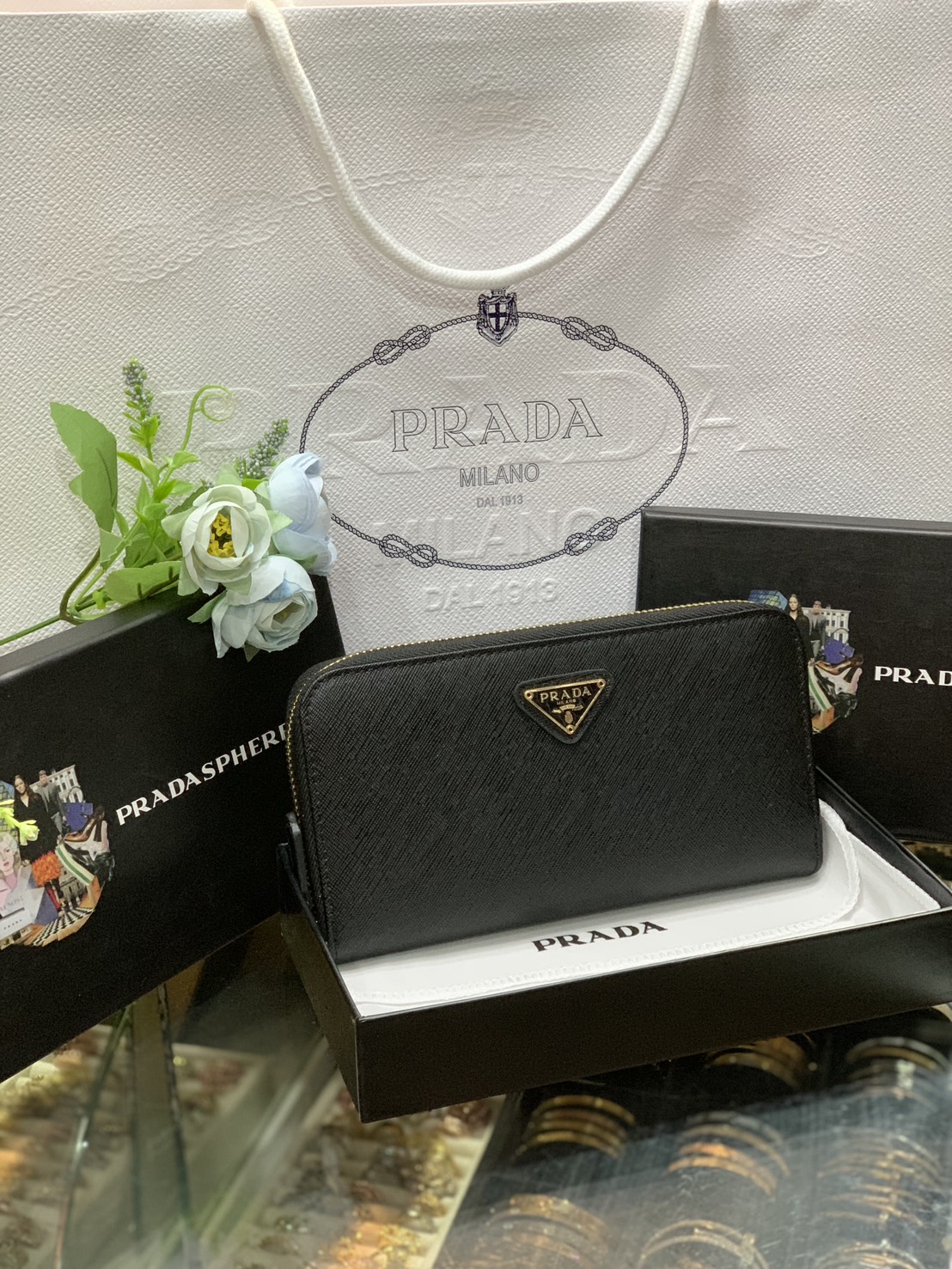 ORI หนังแท้ | Prada Long Zip Around Wallet / Prada Black Large Saffiano Leather Wallet กระเป๋าสตางค์ปราด้าใบยาวซิปรอบ เรียบหรู หนัง Saffiano มีฟังก์ชันและสไตล์ให้เลือกด้วยช่องใส่บัตรหลายช่อง