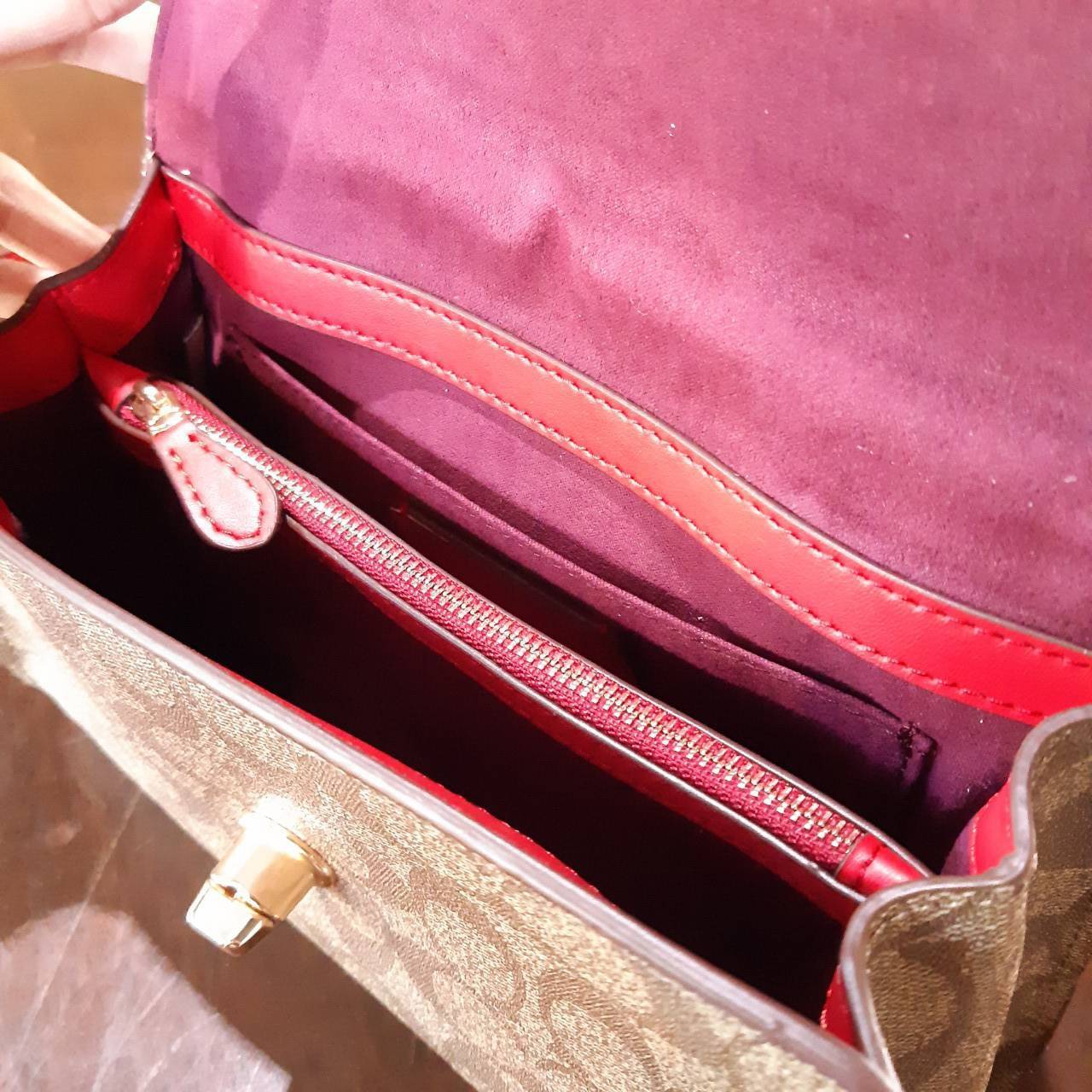 COACH TILLY SATCHEL 23 IN SIGNATURE CANVAS ((C1802//C1439/C1435)) กระเป๋า crossbody สวยหรู ขนาดใหม่ พร้อมสีมาใหม่!! ดีไซน์ย้อนยุค วัสดุหนังแคนวาสเคลือบลายสลับหนังแท้ มาพร้อมหูจับในตัว และสาย crossbody ปรับได้ตามตัว เปิด-ปิดด้วยตัวบิดล็อค ภายในโล่ง บุกำมะห