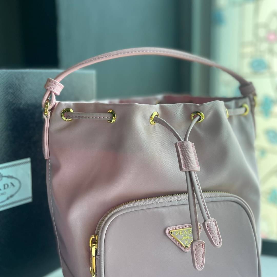 Prada Duet Re-Nylon Bucket shoulder bag / Prada Nylon bucket bag Pastel เกรดใช้สลับใบจริง ออริจินอล ใช้งานต่างประเทศได้ น้องสาวสุดสวยมาให้จับจองอีกหนึ่ง สีพาสเทลน่ารักละมุนมากๆ ค่ะ กระเป๋าสะพายข้าง ทรงขนมจีบ ไซส์มินิ ขนาดน่ารักน่าใช้มาก วัสดุขอบหนังแท้ แล