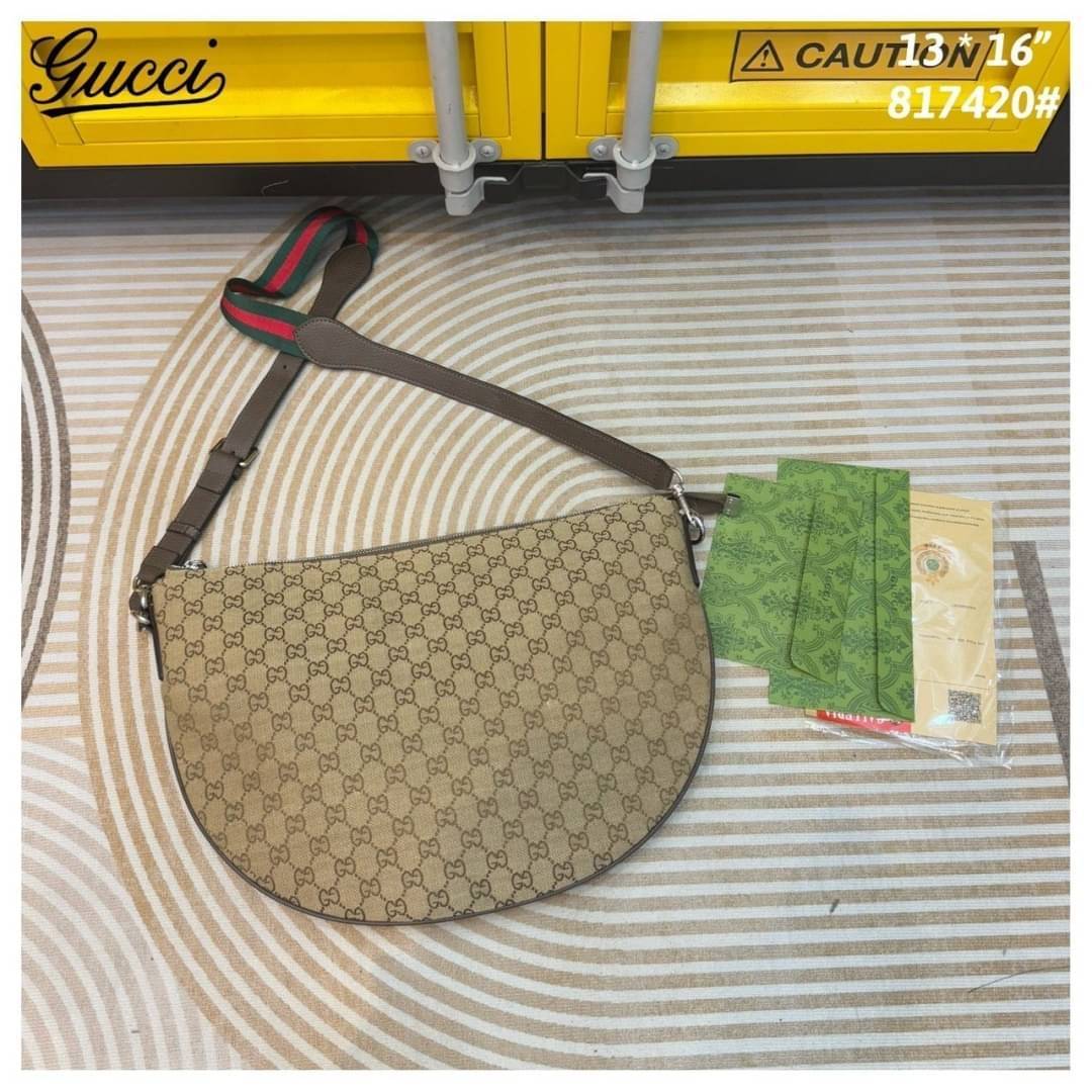 Gucci B medium shoulder bag รุ่นใหม่แบรนด์หรู กระเป๋าสะพายทรงโฮโบ ขนาดใหญ่ จุของได้เยอะ ใหม่ล่าสุดก่อนใคร รูปทรงสวยคลาสสิค พิมพ์ลาย GG คมชัด ภายในเป็นช่องโล่ง เป็นไอเท็มสวยรับทรัพย์ก่อนปีใหม่ได้เลย